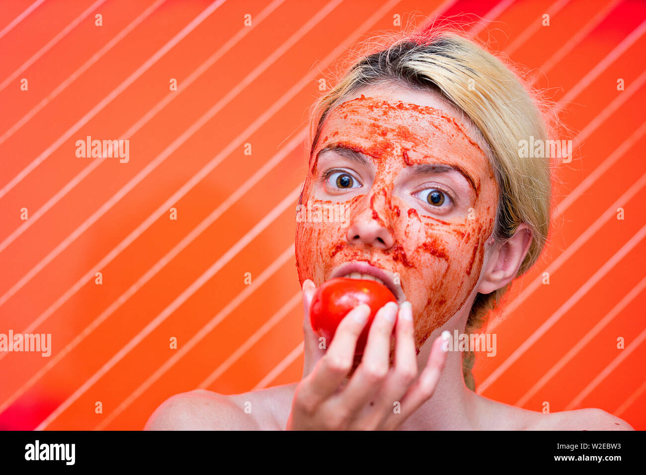 Einen selbstgemachten Gesichtsmaske mit Tomaten, Knoblauch und Honig für  die Entgiftung der Haut und für die schwarze Köpfe und Akne Stockfotografie  - Alamy