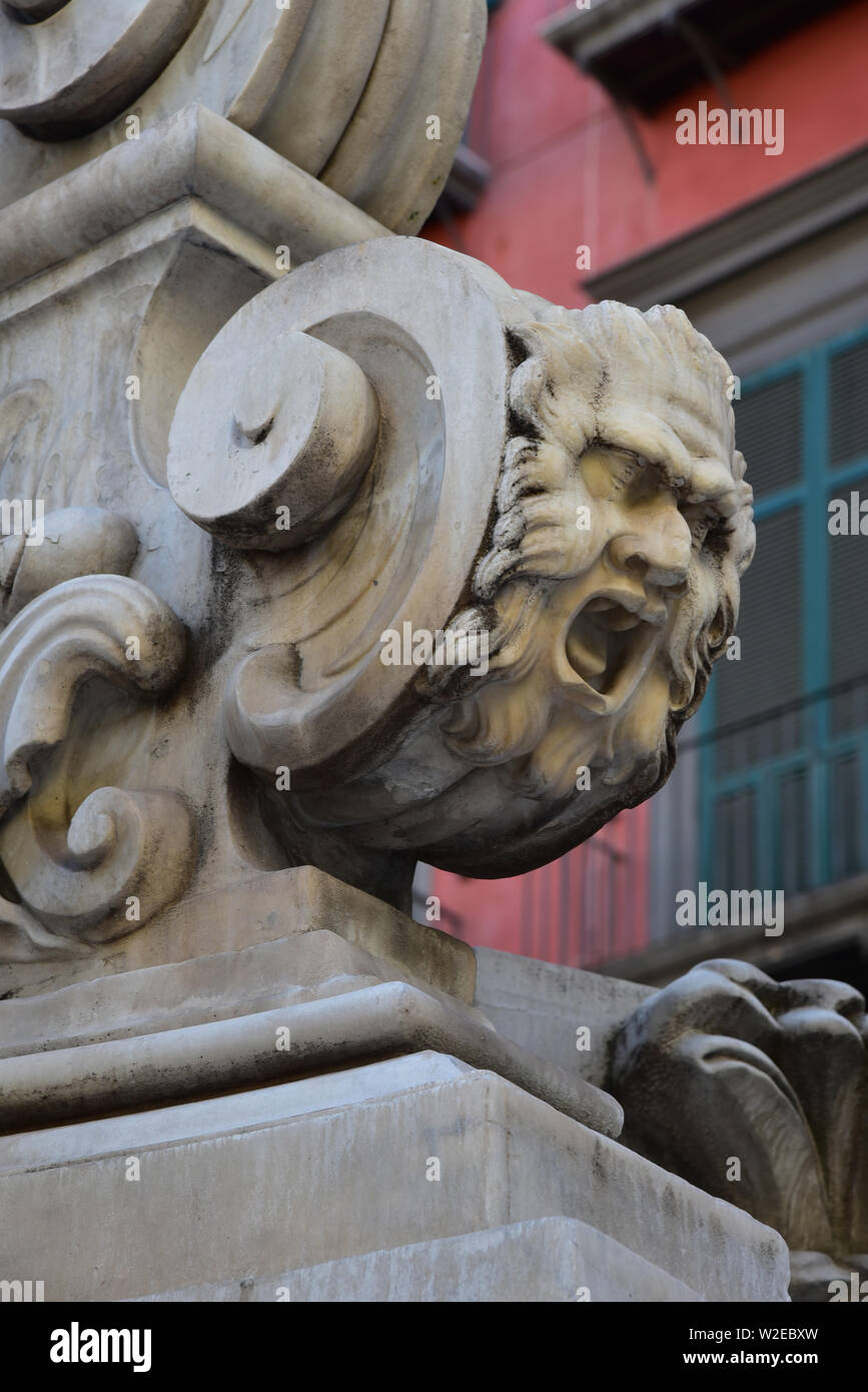 Barock Marmor Gesicht, Teil der Brunnen bekannt als Fontana di Monteoliveto, dating von 1688, Piazza Monteoliveto, Spaccanapoli, Neapel, Italien, Europa Stockfoto