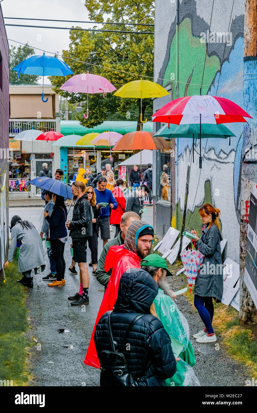 Leben Zwischen Sonnenschirme Ausstellung, Design Wettbewerb für Regen - freundliche öffentliche Räume, Autofreier Tag, Commercial Drive, Vancouver, British Columbia, Cana Stockfoto