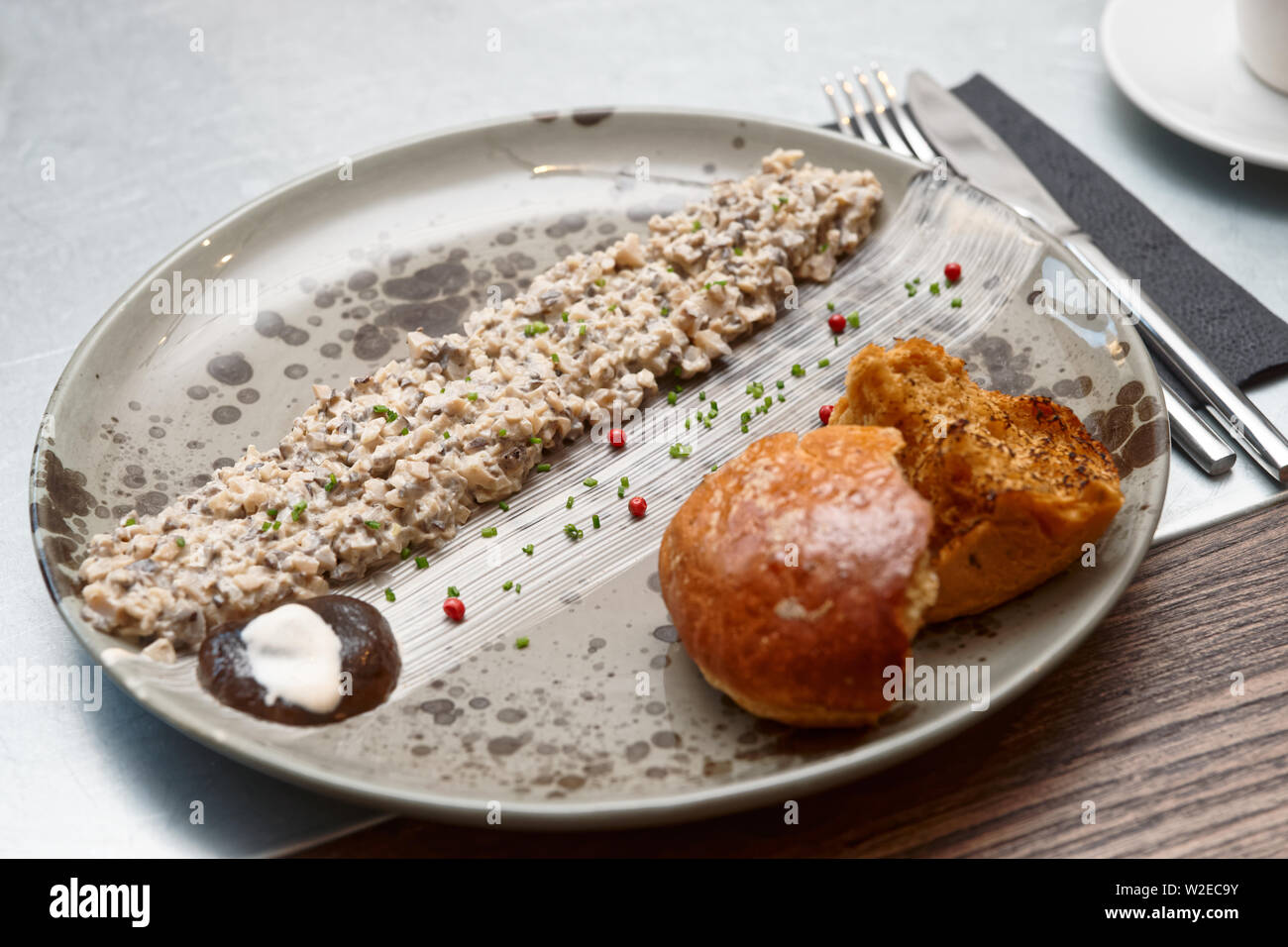 Mushroom Caviar und gegrillten Brioche auf Platte, Nordische Küche Teller Stockfoto