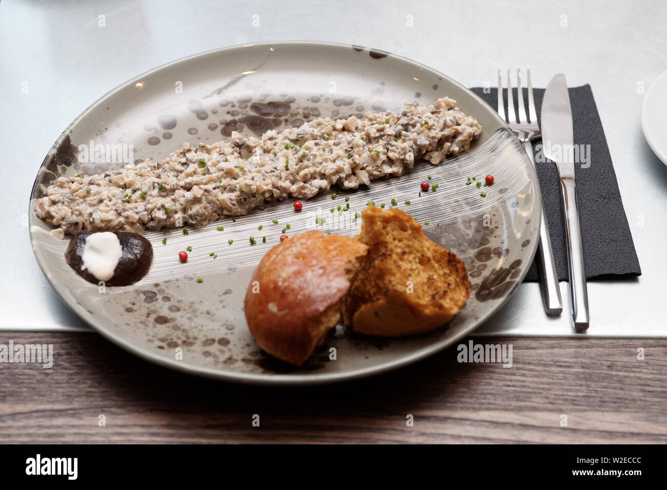 Mushroom caviar auf Platte, Nordische Küche gourmet Teller Stockfoto