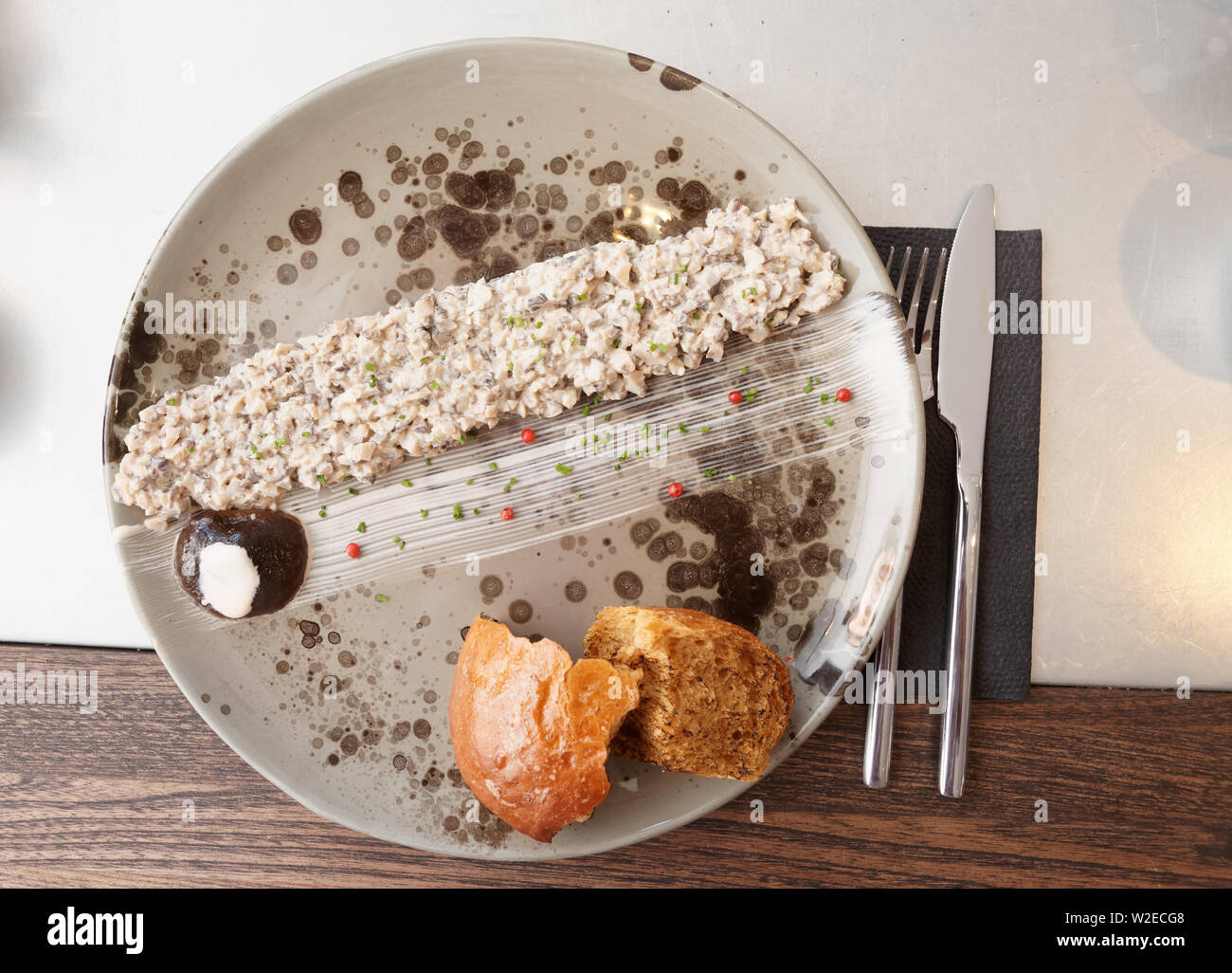 Mushroom caviar auf Platte, Nordische Küche gourmet Teller Stockfoto