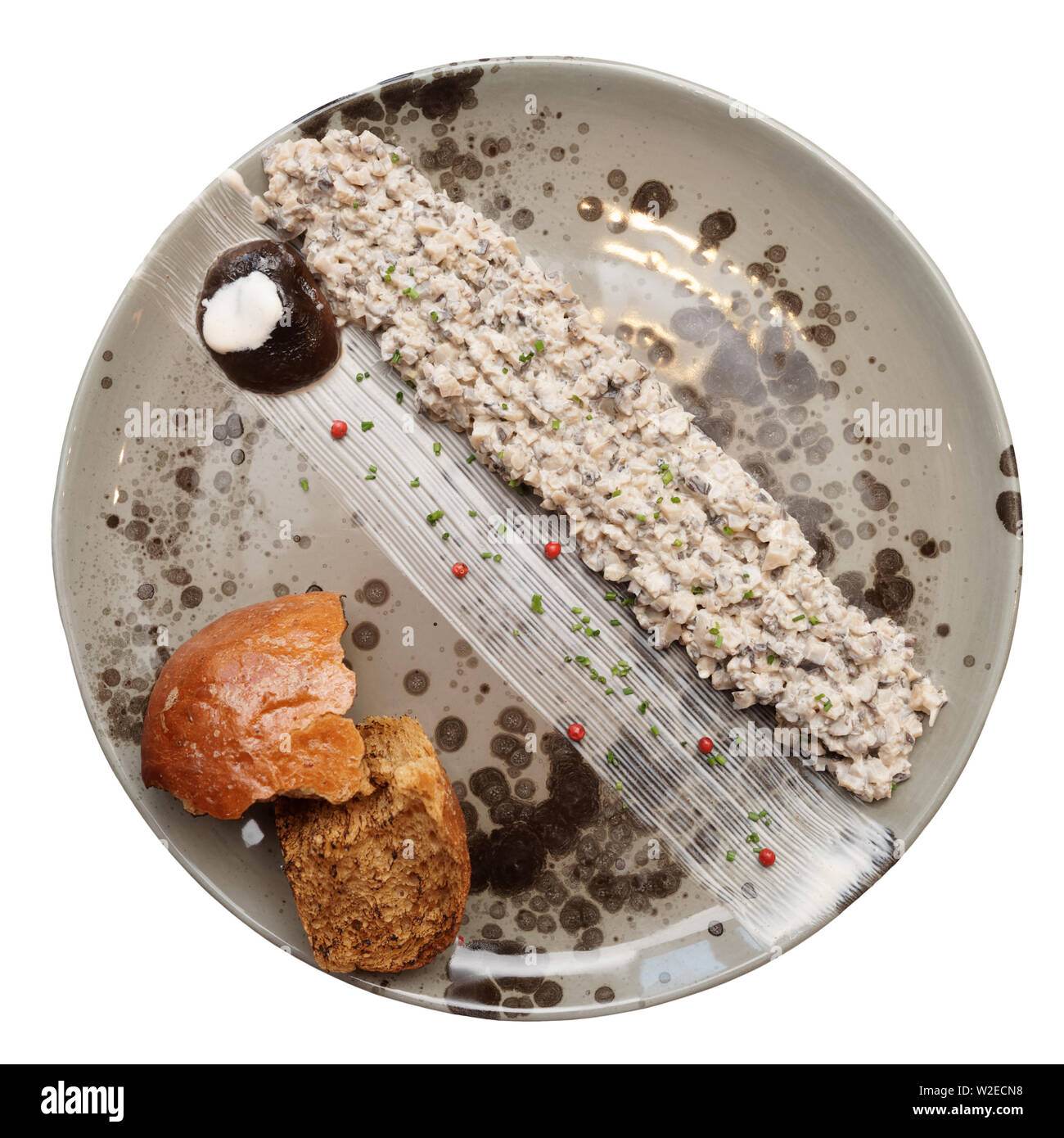 Mushroom caviar auf unebenen handgefertigten Teller, Nordische Küche, weiß mit Freistellungspfad isoliert Stockfoto