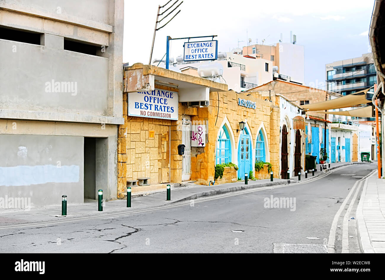 LARNACA, Zypern - 03. MÄRZ 2019: Blick auf die Straße in Larnaca mit Reisebüro, Wechselstube, etc. Stockfoto