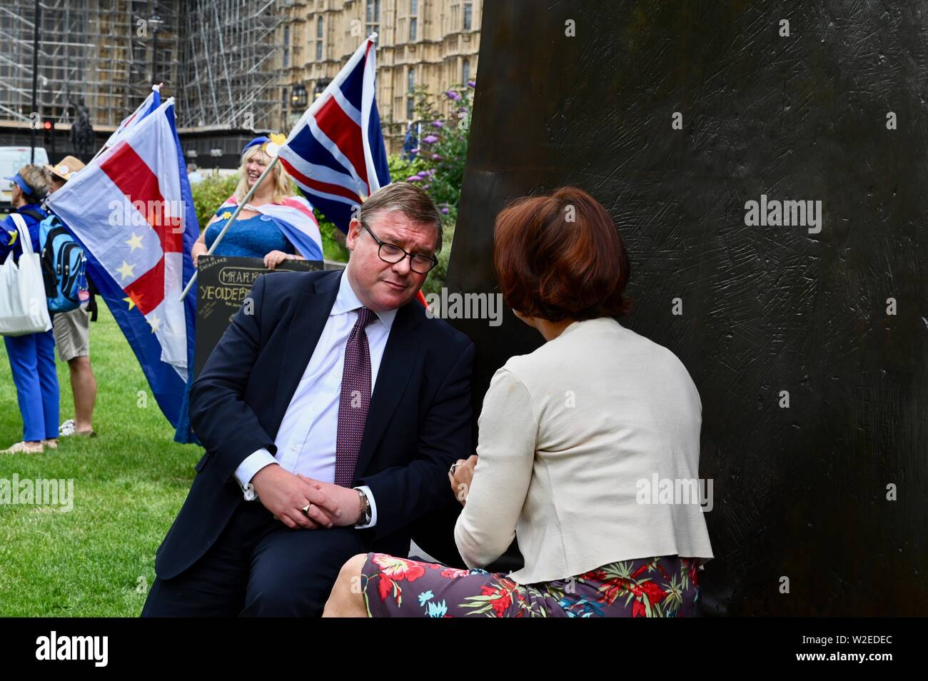 Mark Francois MP für Rayleigh und Wickford. Stellvertretender Vorsitzender der Europäischen Forschung Gruppe interviewte auf College Green von Annette Dittert. Houses of Parliament, Westminster, London. Großbritannien Stockfoto