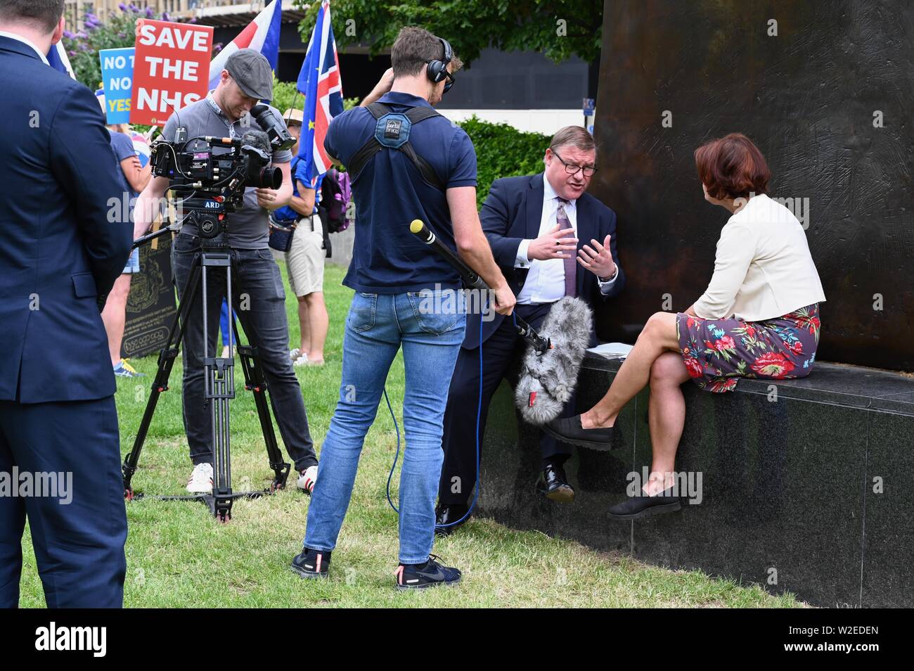 Mark Francois MP für Rayleigh und Wickford. Stellvertretender Vorsitzender der Europäischen Forschung Gruppe interviewte auf College Green von Annette Dittert. Houses of Parliament, Westminster, London. Großbritannien Stockfoto