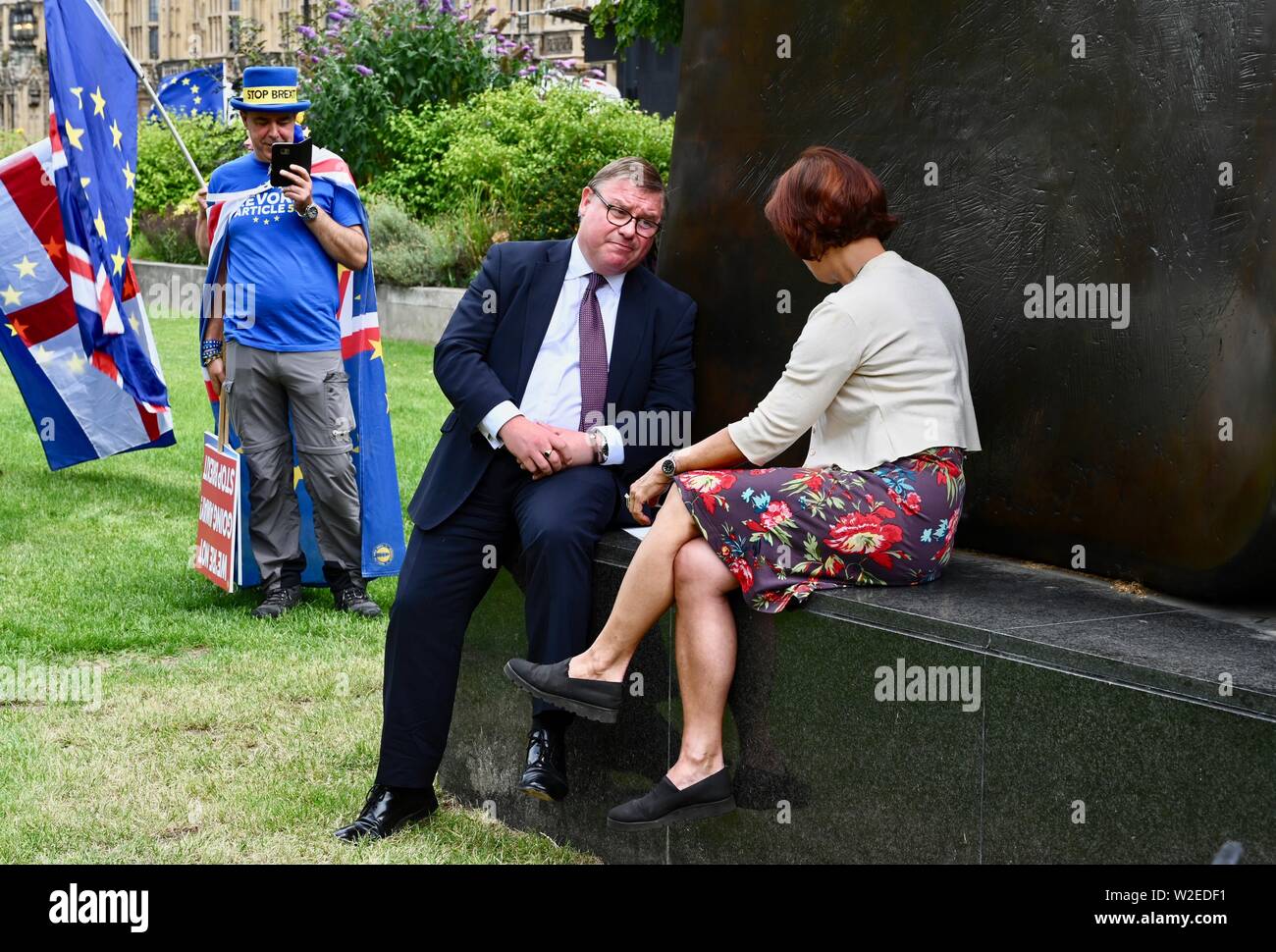 Mark Francois MP für Rayleigh und Wickford. Stellvertretender Vorsitzender der Europäischen Forschung Gruppe interviewte auf College Green von Annette Dittert. Von Aktivist Steve Bray beobachtet. Houses of Parliament, Westminster, London. Großbritannien Stockfoto