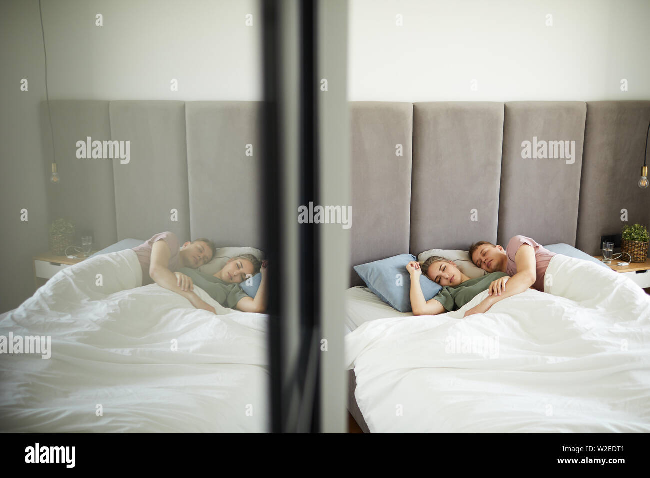 Junge zärtlich schlafen Paar im Bett unter der Decke liegen, Spiegel an der  Garderobe Stockfotografie - Alamy