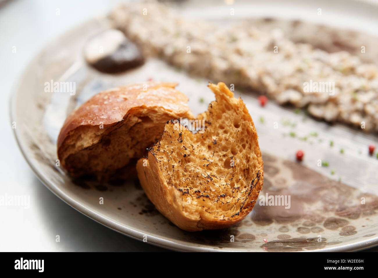 Gegrillte brioche Bun- und mushroom Caviar auf Platte, Nordische Küche Stockfoto