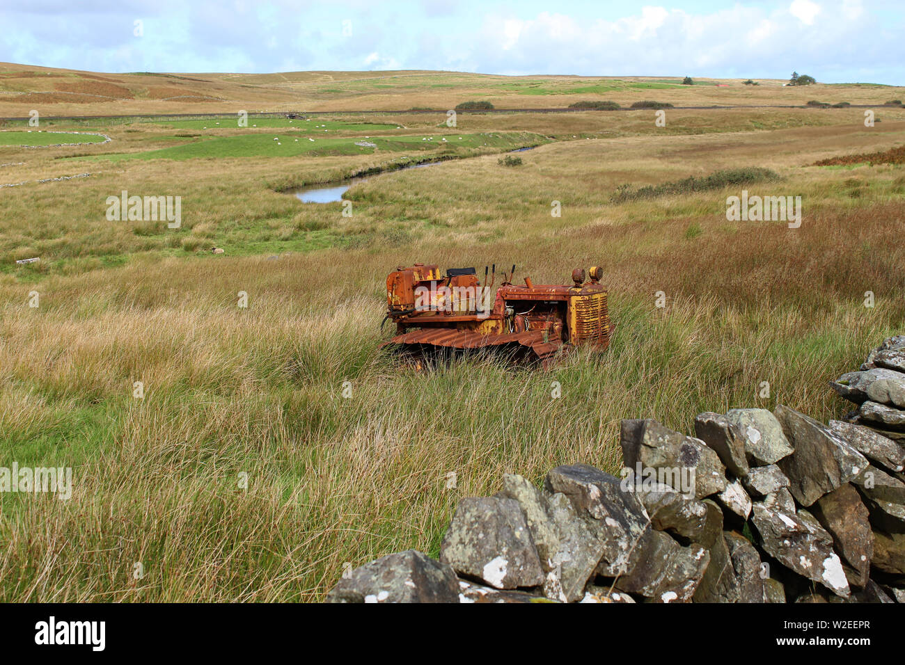 Rostig und Rentner - rostigen alten landwirtschaftlichen Maschinen in der Galloway Hills, Schottland verlassen Stockfoto
