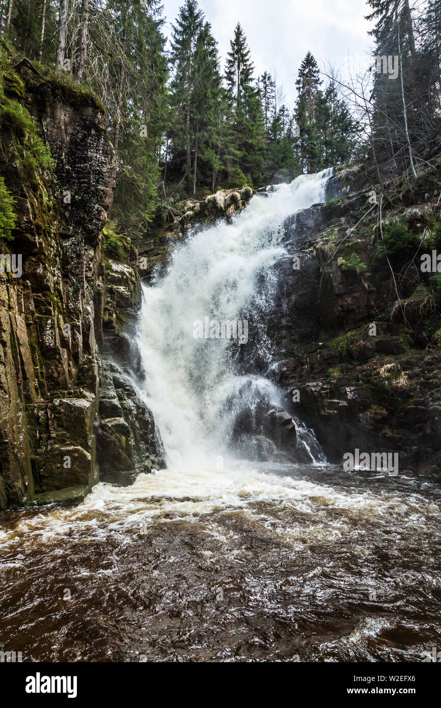 Kamienczyk Wasserfall im Nationalpark Riesengebirge in Polen Stockfoto