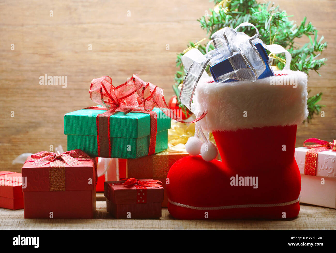 Geschenkboxen und Santa Claus Schuhe verzieren auf Thema Weihnachten. Stockfoto