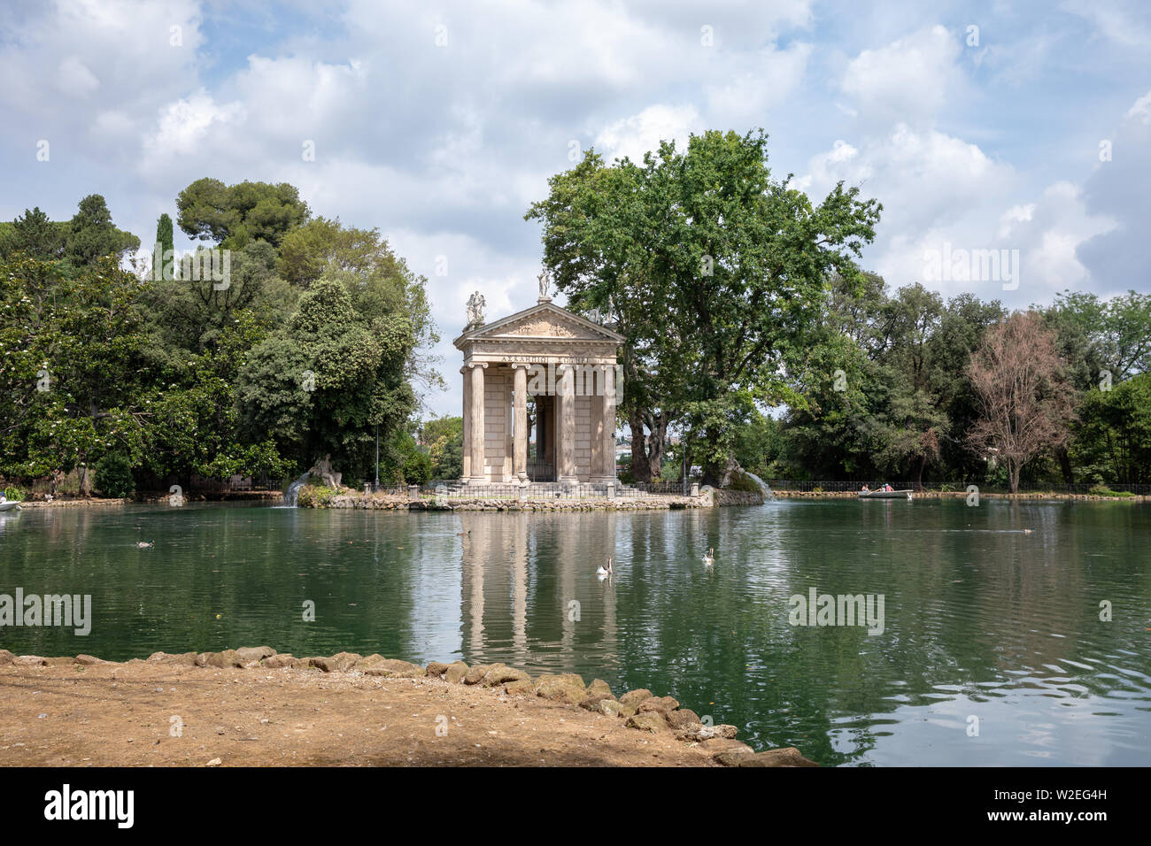 Panoramablick auf den Tempel des Asklepios (Tempio di Esculapio) und See in den öffentlichen Park der Villa Borghese. Tag Sommer und blauer Himmel Stockfoto