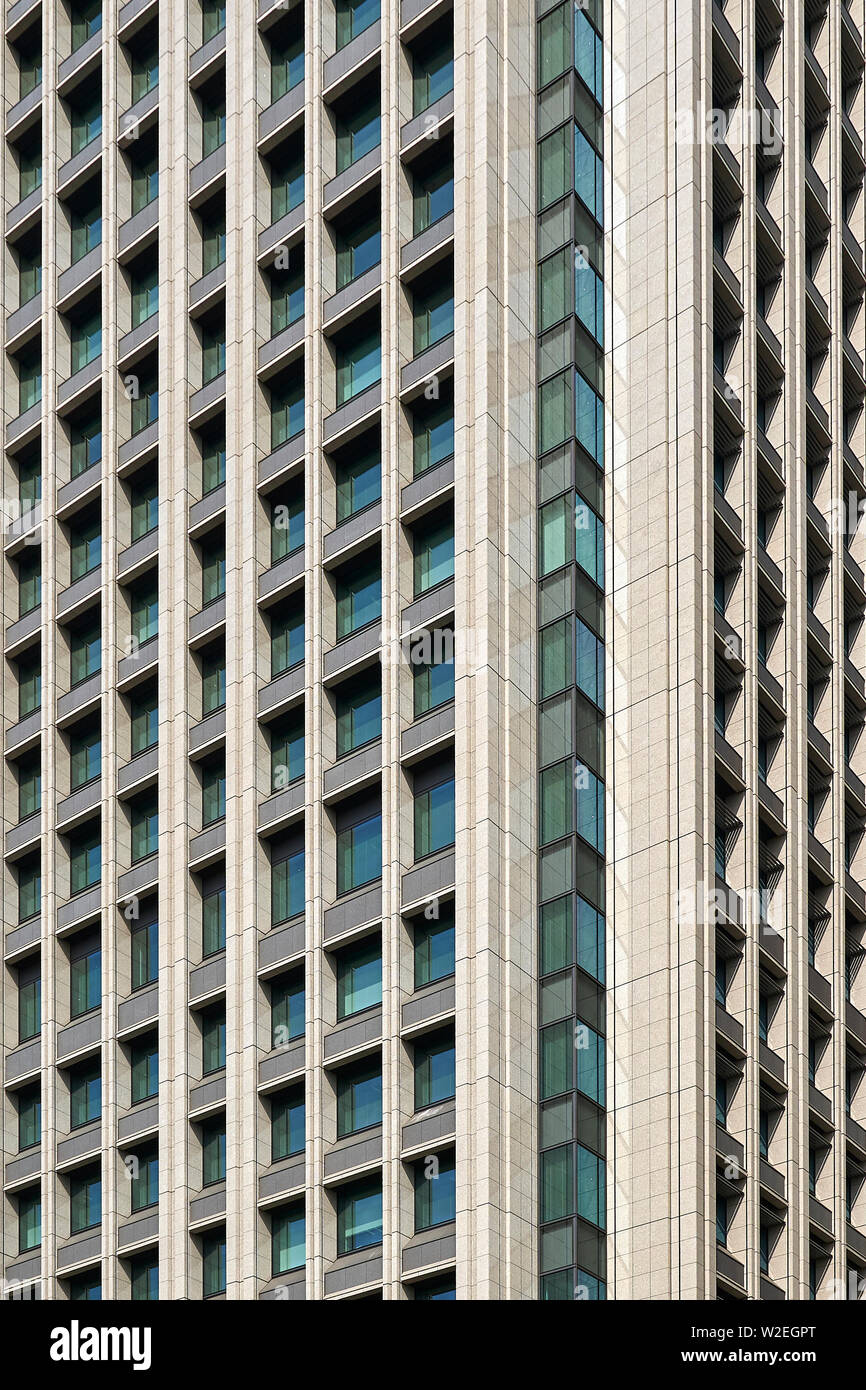 Ein Muster von Fenstern und Balkonen aus einen Wolkenkratzer in Tokio. Stockfoto