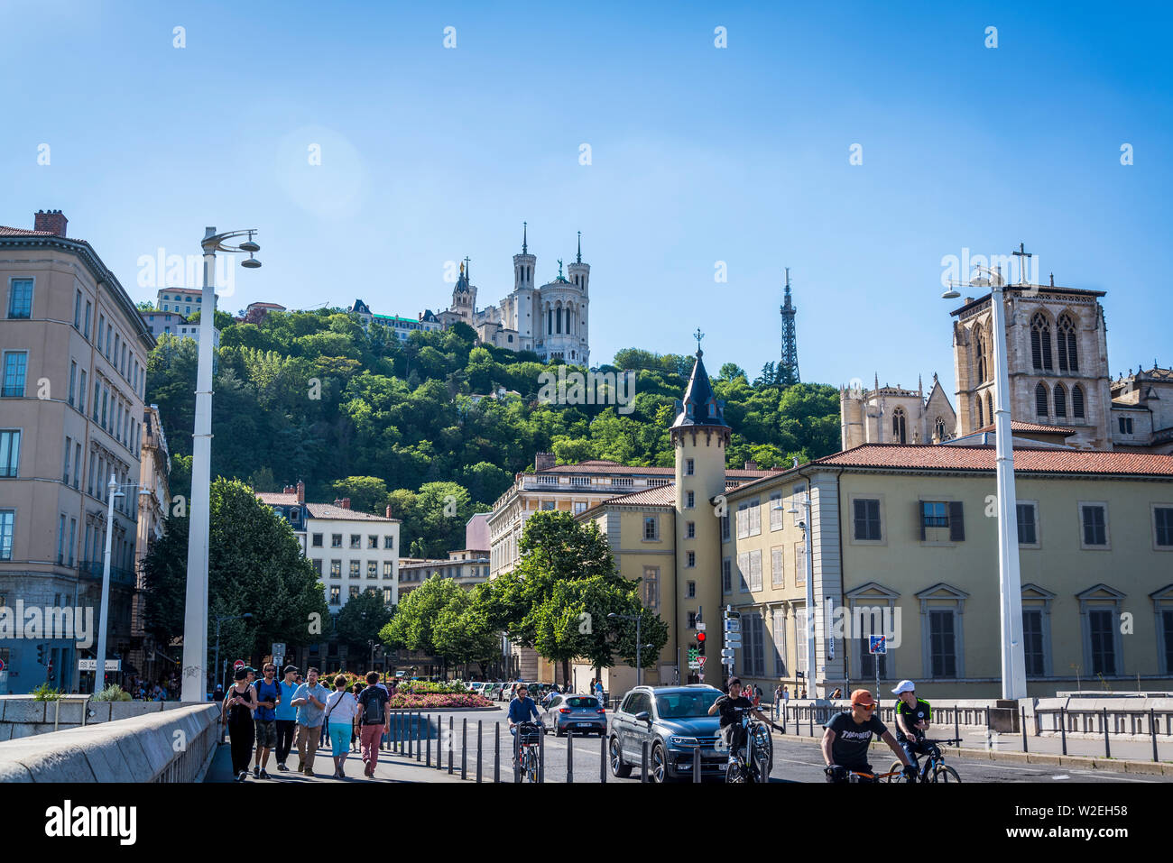 Basilika Notre-Dame de Fourvière, der Jungfrau Maria geweiht, im 19. Jahrhundert erbaut und mit Blick auf die Stadt, Lyon, Frankreich Stockfoto