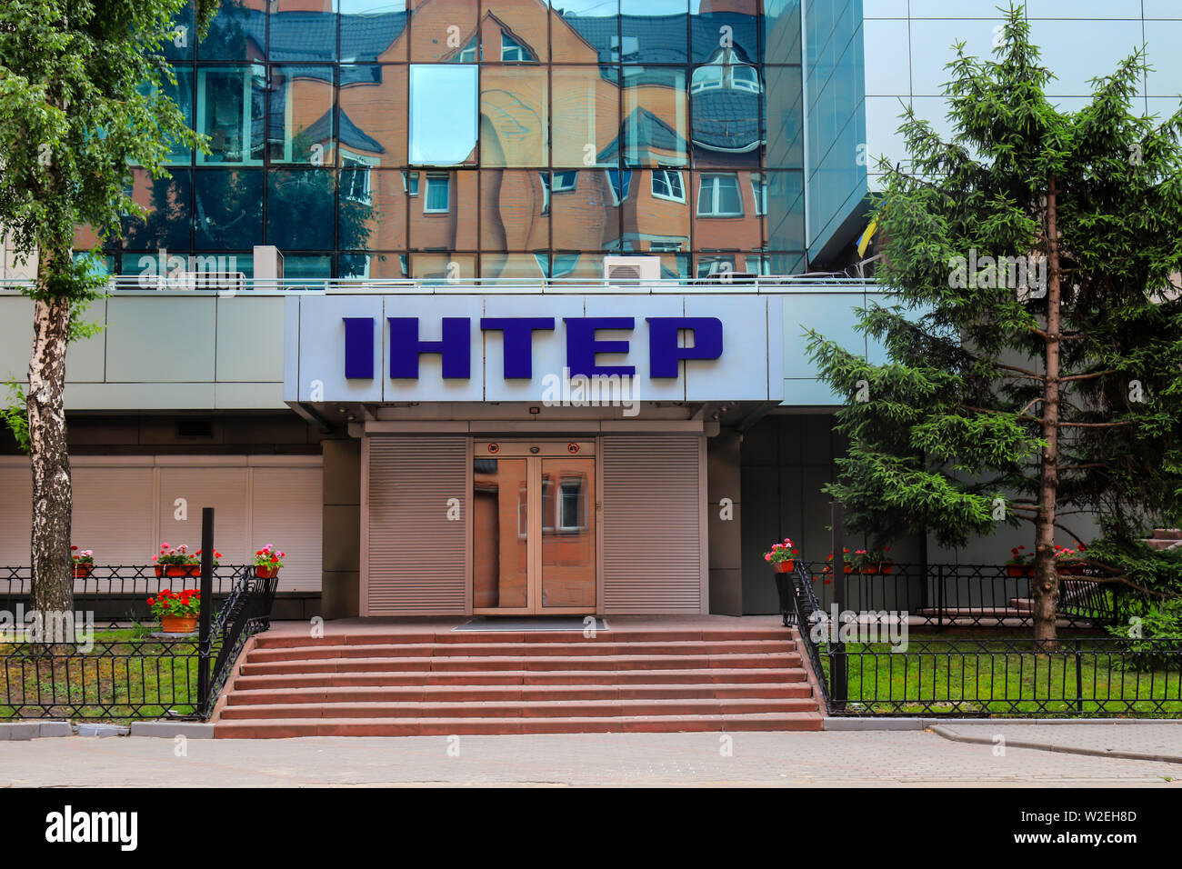 Kiew, Ukraine, 15. 06. 2019. Die Gebäude der ukrainischen Fernsehsender Inter und die Inschrift in ukrainisch-Inter Stockfoto