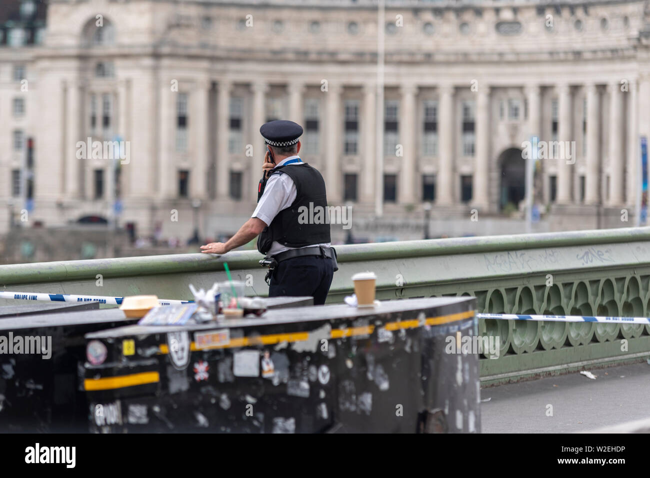 Der Polizist überprüft die Schäden an der Westminster Bridge, nachdem sie von einem City Cruiser Schiff getroffen wurde. Westminster, London, Großbritannien. Incident-Band Stockfoto