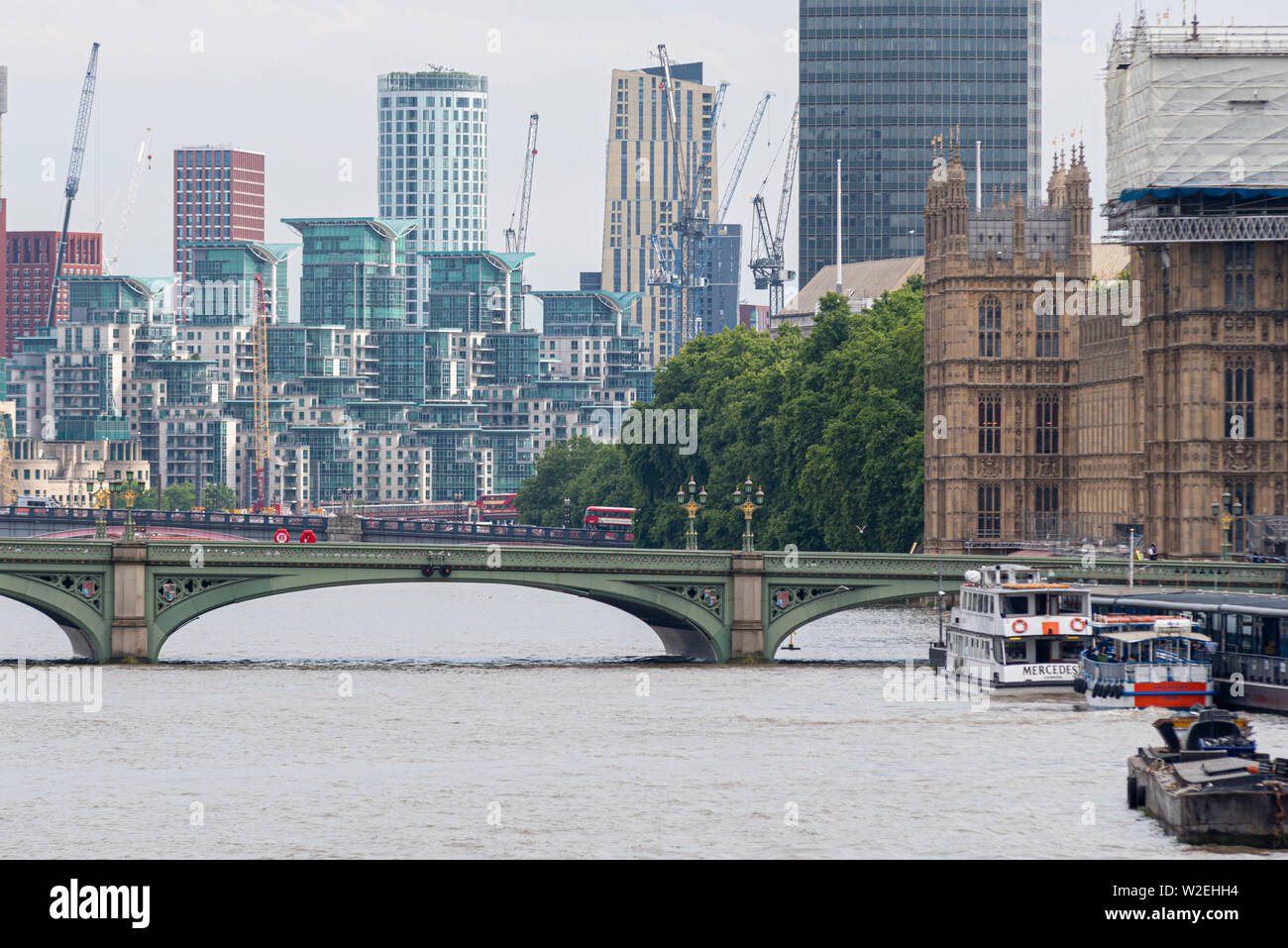 Schäden an der Westminster Bridge, nachdem sie von einem City Cruiser-Schiff getroffen wurde. Rechts von SPAN sichtbar, Westminster, London, Großbritannien. Vorfall. Boote Stockfoto