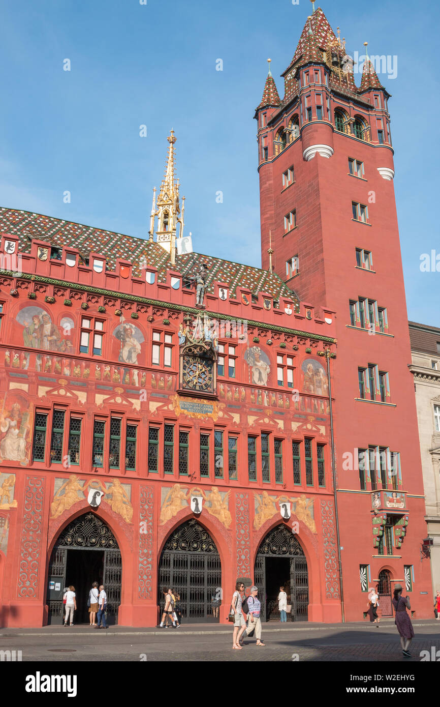 Basel, Schweiz - 23. Juni 2017: Blick auf Basel Rathaus (Rathaus Basel), ist in einem 500 Jahre alten Gebäude dominiert den Marktplatz. Sommer Landschaft, s Stockfoto