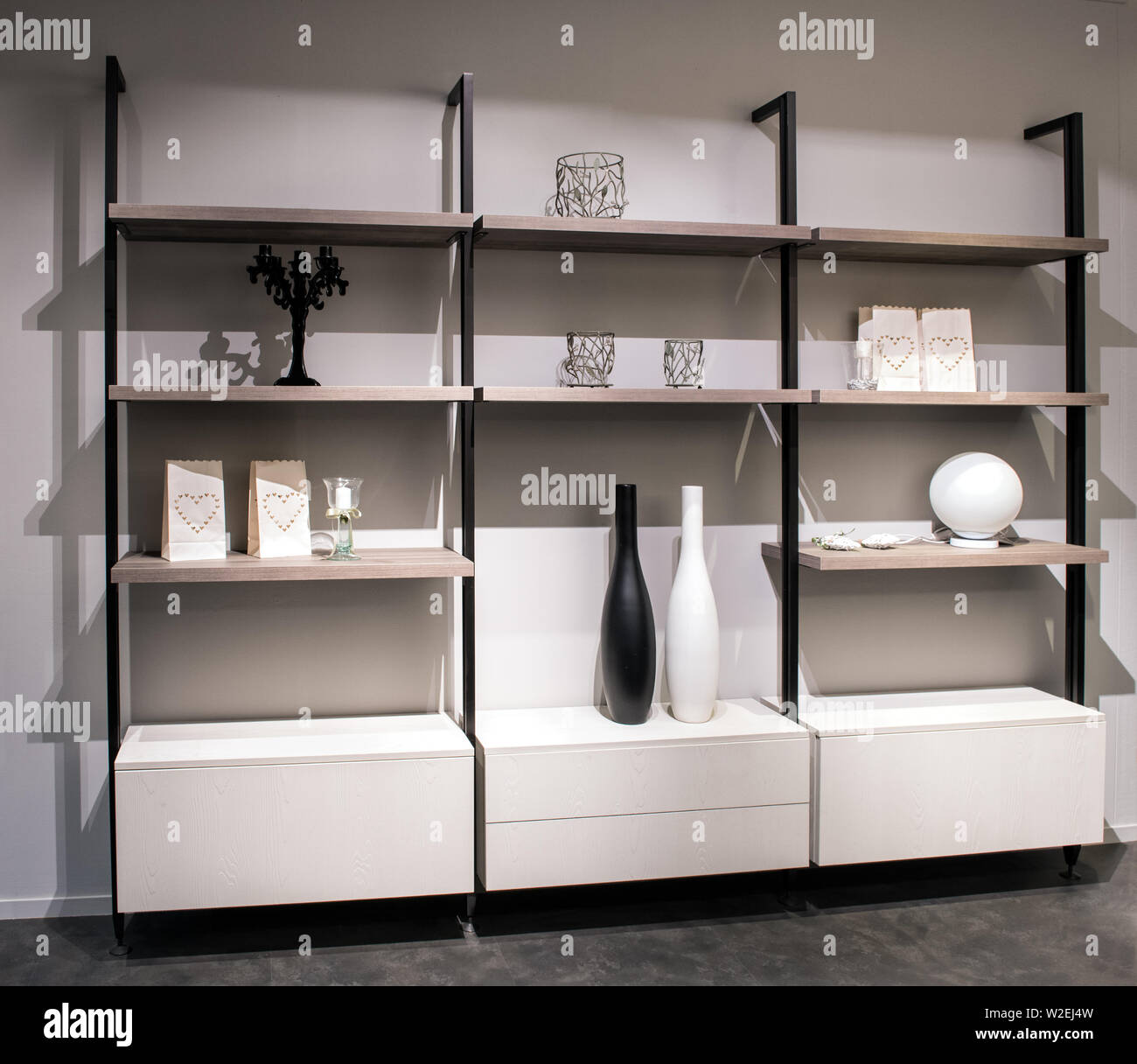 Vitrine in ein modernes Wohnzimmer mit offenen Fachböden Gehäuse Keramik und Schmuck gegen eine weiße Wand in einem neutralen Innenraum Home Decor Stockfoto