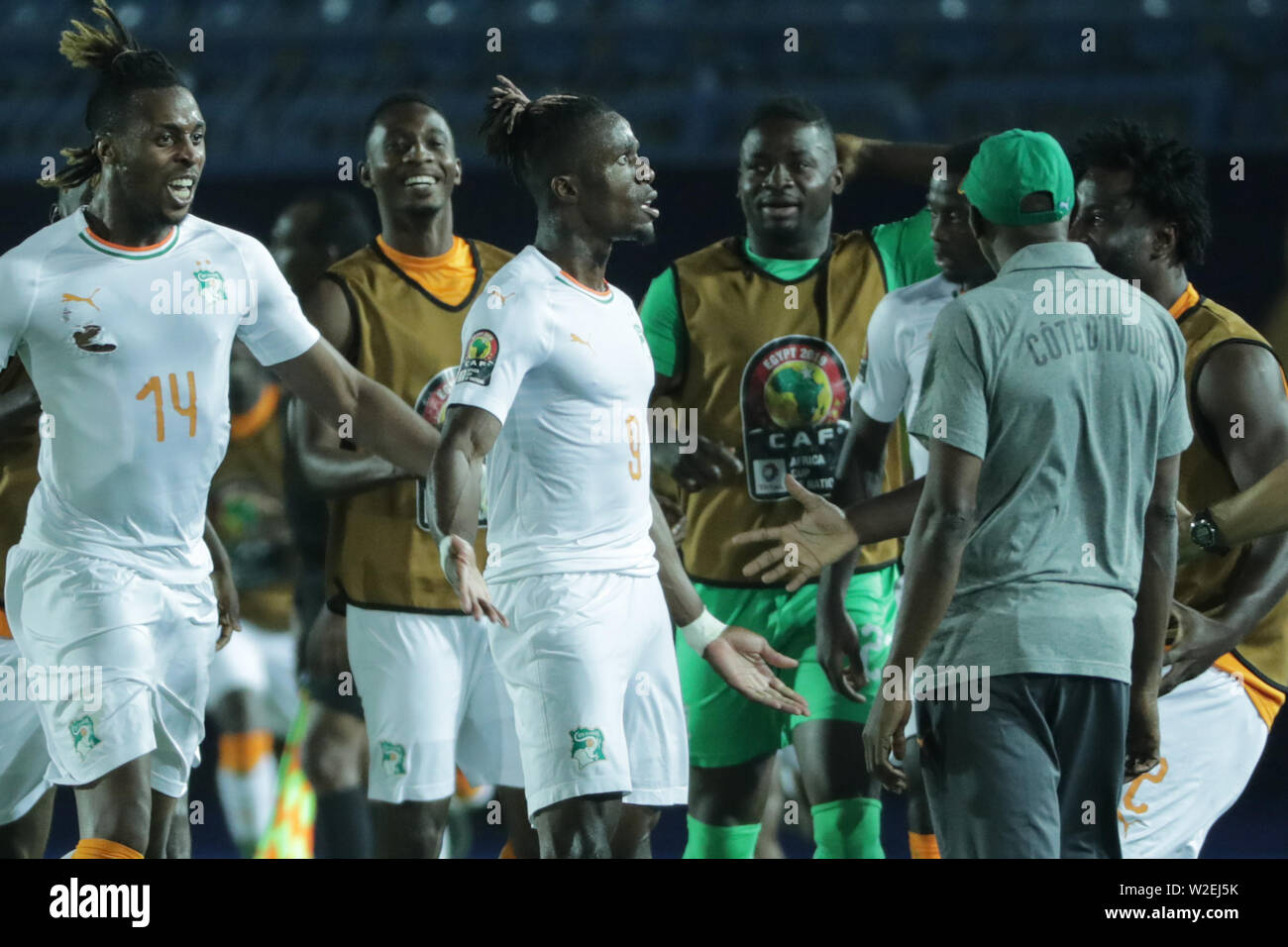 Suez, Ägypten. 08 Juli, 2019. Fussball: Afrika Cup, Mali, Côte d'Ivoire, K.o.-Runde der 16: Wilfried Zaha (M), die von Côte d'Ivoire Kerben das erste Tor seines Teams. Credit: Oliver Weiken/dpa/Alamy leben Nachrichten Stockfoto