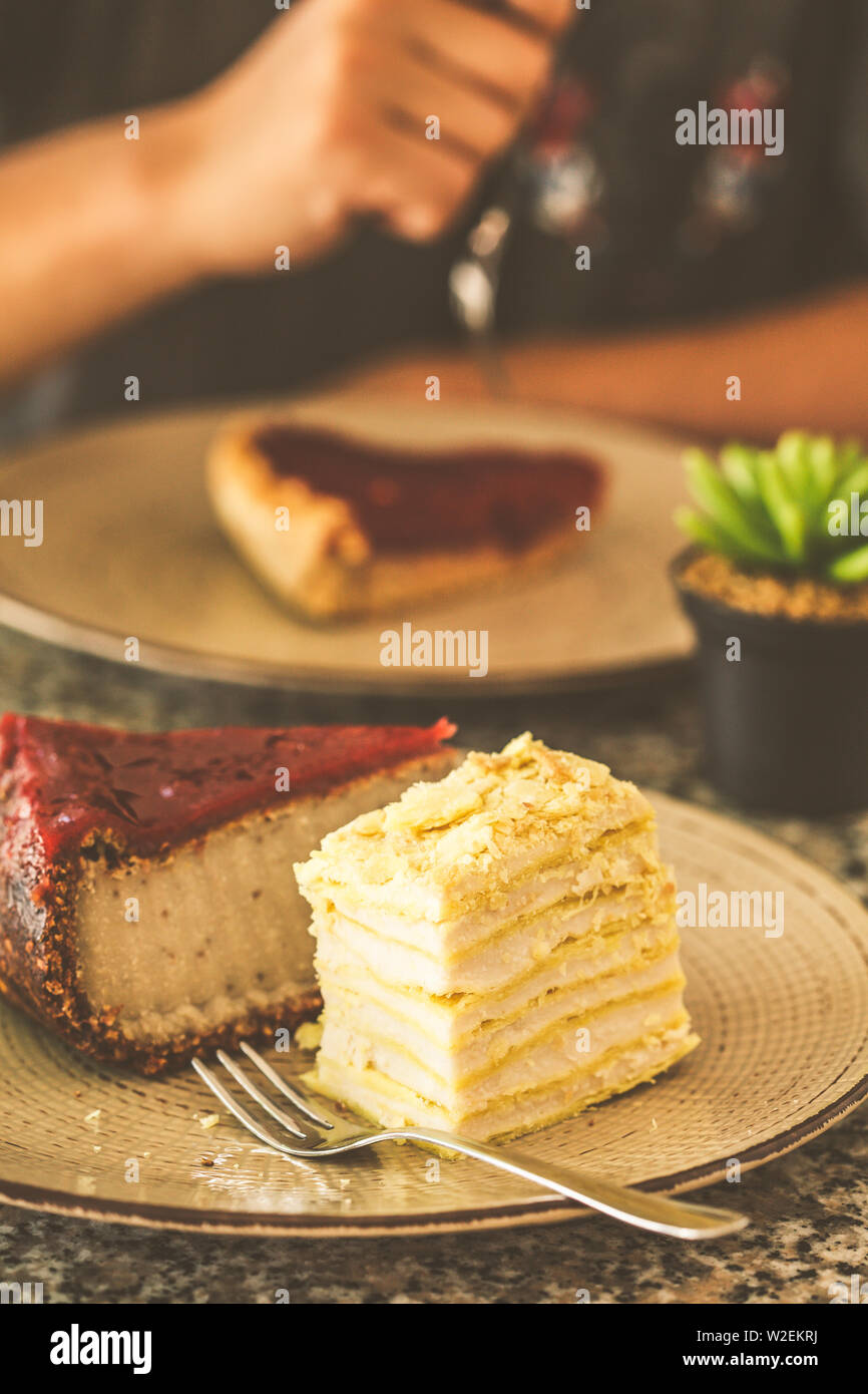 Vegan Desserts: berry Kuchen, Napoleon und Kuchen Käsekuchen in einem Restaurant. Stockfoto