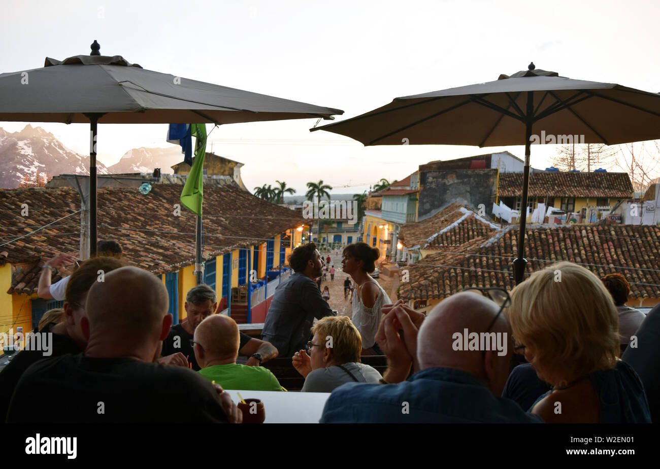 Havanna, Kuba, 17. Februar 2018: Paare, die ein romantisches Abendessen in einem Restaurant in La Havanna, Kuba. Paar Romantik Essen in Kuba Stadt bei Sonnenuntergang. Stockfoto