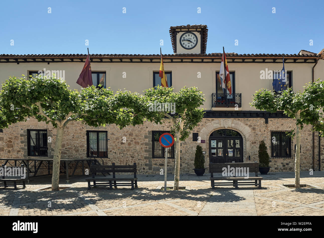 Das Rathaus von Covarrubias befindet sich im alten Palast der Fernan Gonzalez Palace, der Eingang des XII. Jahrhunderts befindet sich die romanische, Burgos, Spanien. Stockfoto