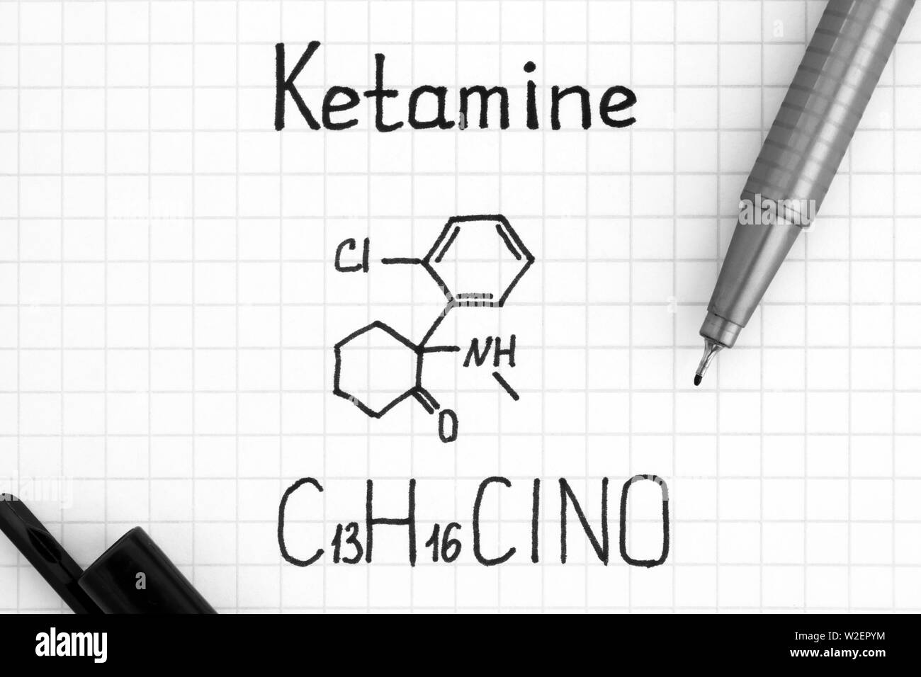 Handschrift chemische Formel von Ketamin mit schwarzem Stift. Close Up. Stockfoto