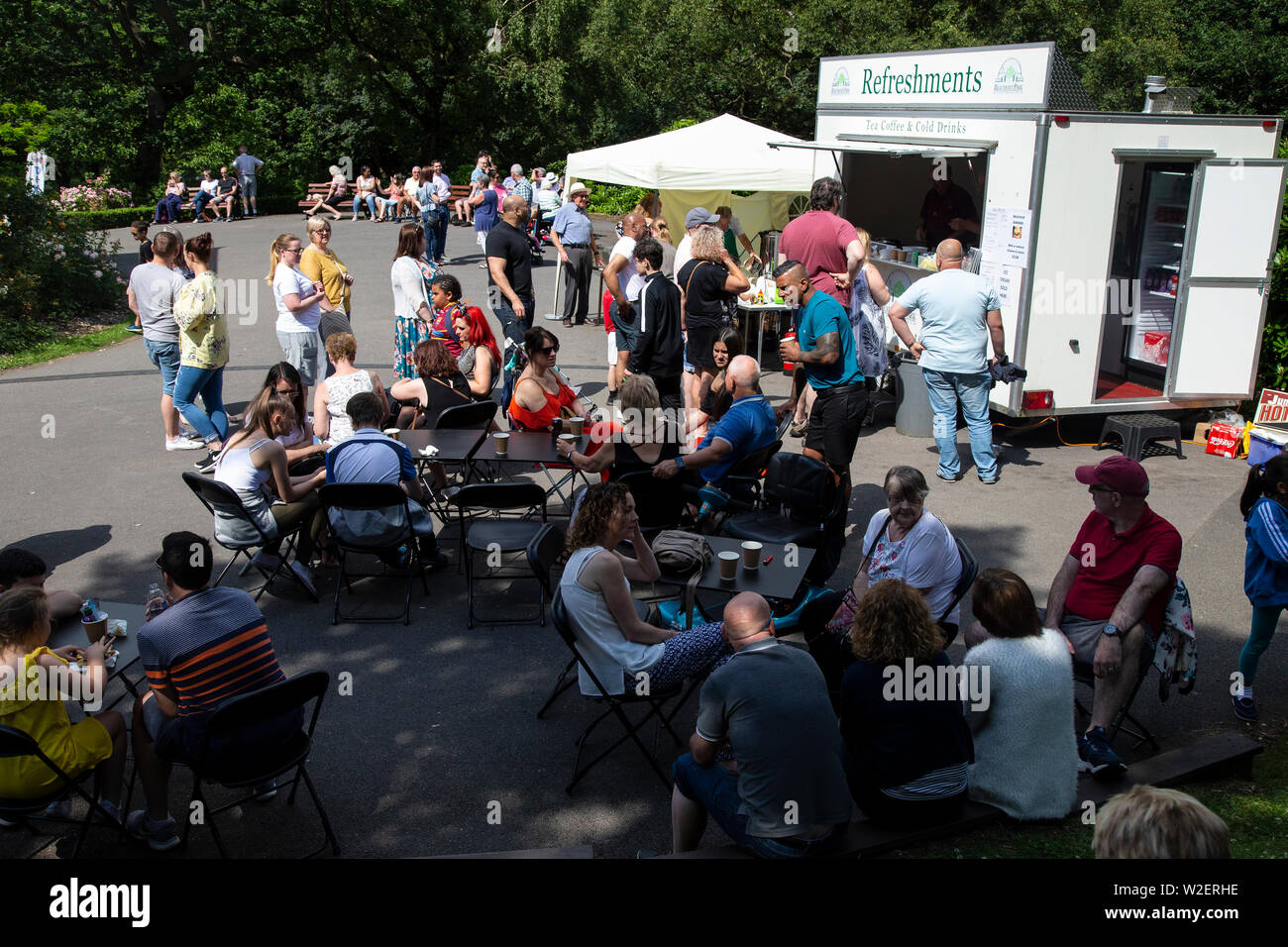 Bewohner von Huddersfield, West Yorkshire, Großbritannien Queuing bei einer Erfrischung in der lokalen Beaumont Park an einem heißen Sommertag Abschaltdruck Stockfoto