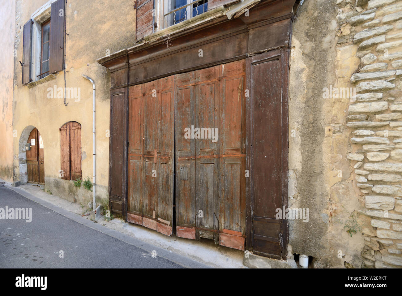 Traditionelle alte hölzerne Shop Vorne & geschlossene oder offene Dorfladen, der Kiosk an der Ecke oder Store Goult Luberon Provence Frankreich Stockfoto