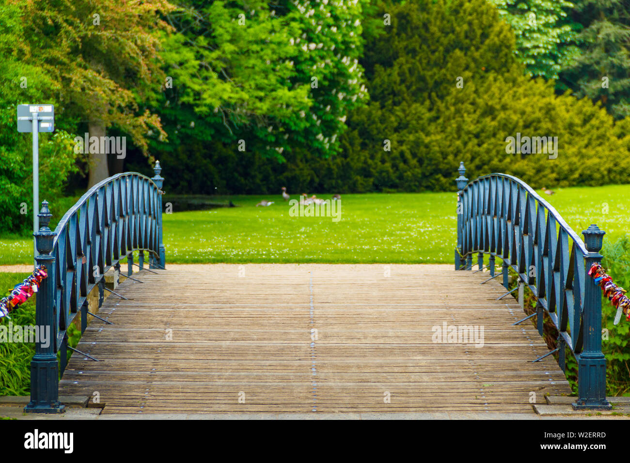 Alte Brücke im Park Stockfoto