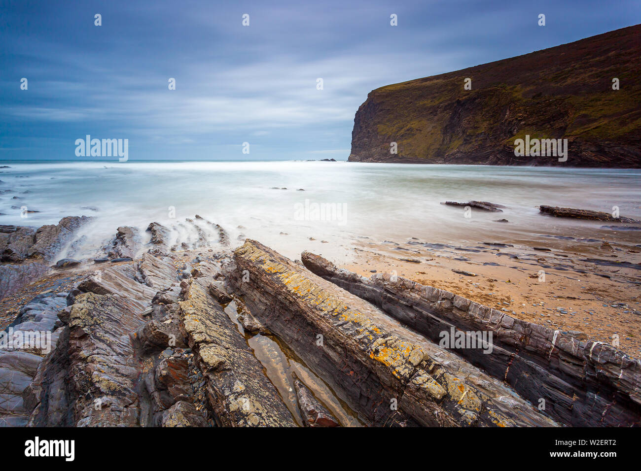 Dramatische Winter Tag am Strand von Crackington Haven Auf der Nordküste von Cornwall Cornwall England UK Europa Stockfoto