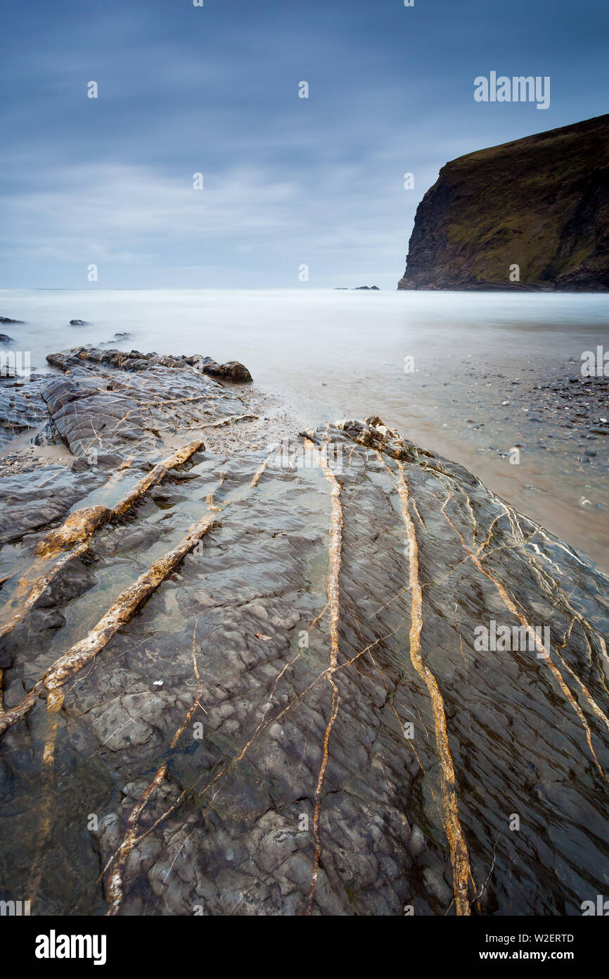 Dramatische Winter Tag am Strand von Crackington Haven Auf der Nordküste von Cornwall Cornwall England UK Europa Stockfoto