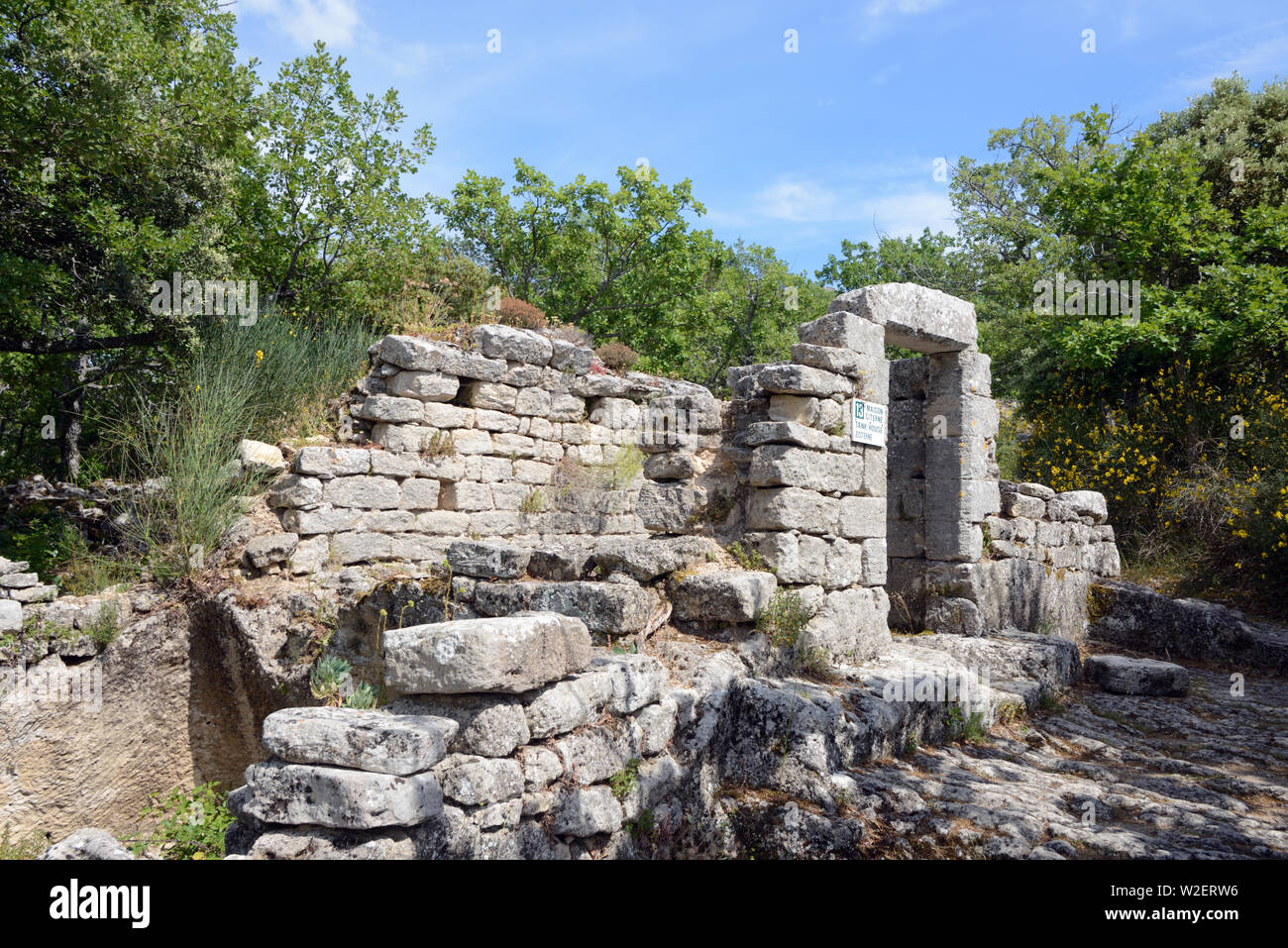 Stein Sturz und steinernen Türpfosten der Eingang ruiniert Mittelalterliches Haus, bekannt als der Tank Haus oder Maison Citerne, Buoux Fort Luberon Provence Frankreich Stockfoto