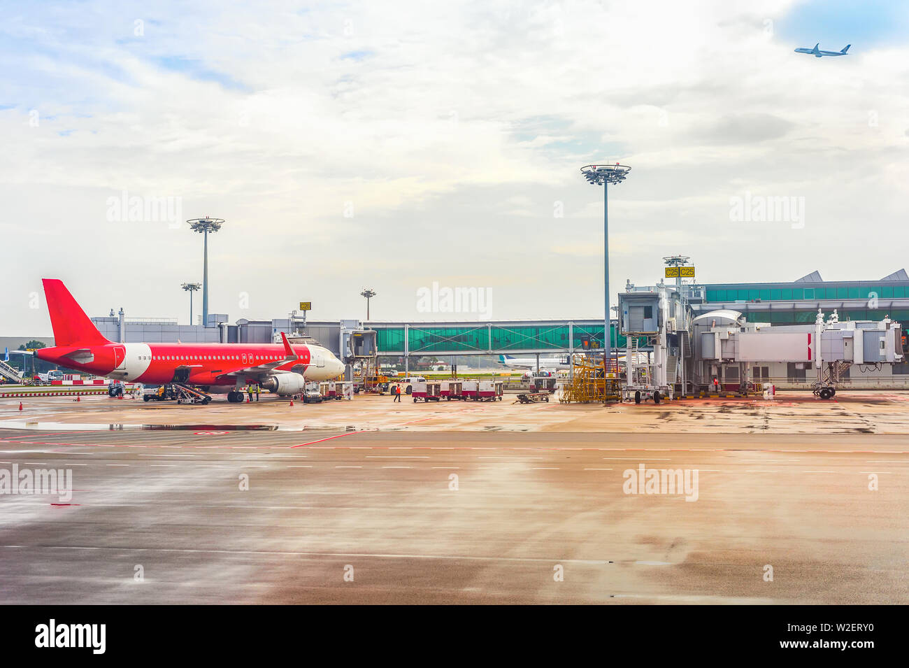 Rote Ebene am Flugplatz von Airport Terminal, Wartung, Fliegen, Flugzeug, Himmel, Changi, Singapur Stockfoto