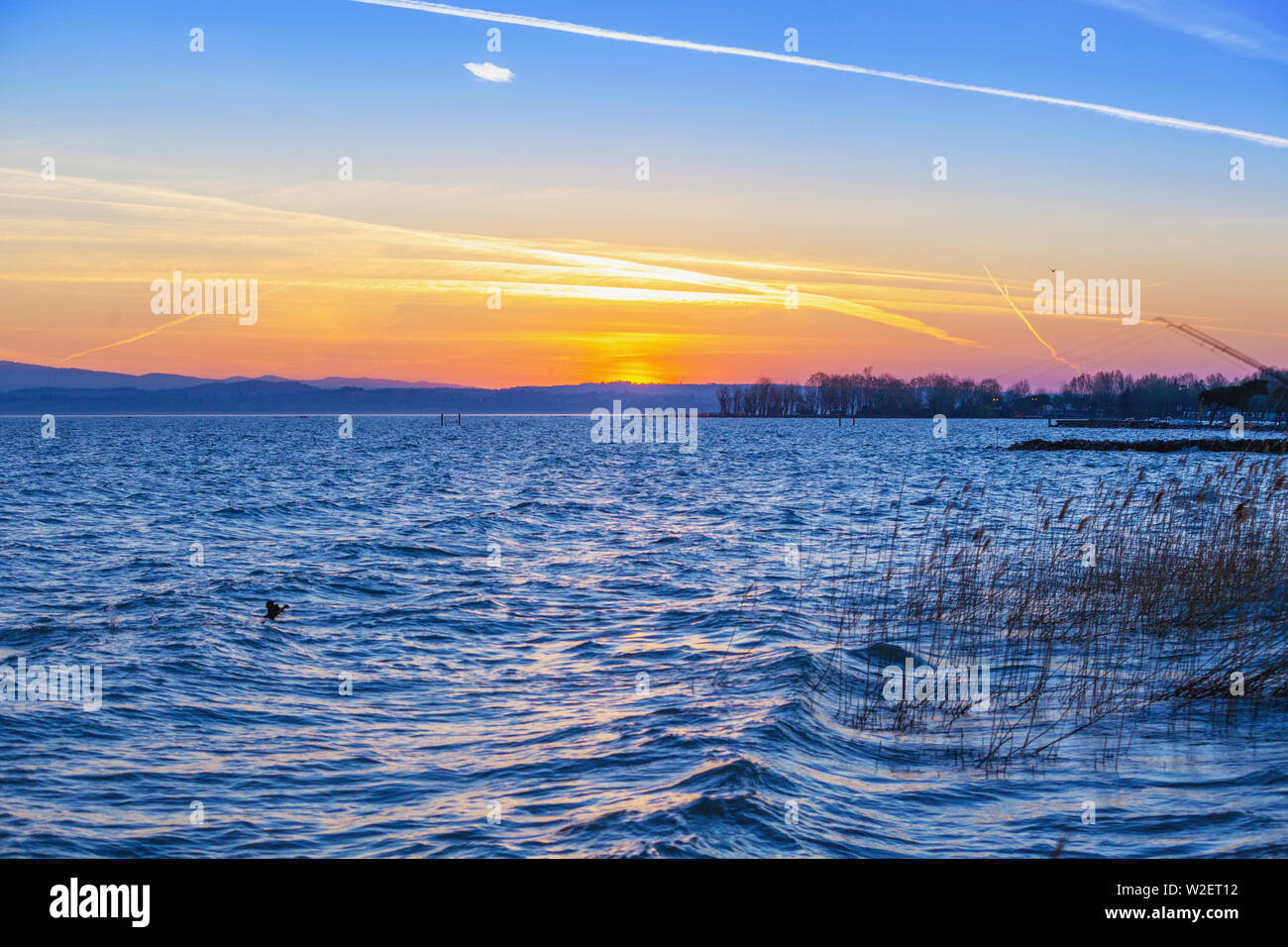 Am frühen Morgen, Sonnenaufgang über dem See. Gardasee (Lago di Garda), Italien, Europa Stockfoto
