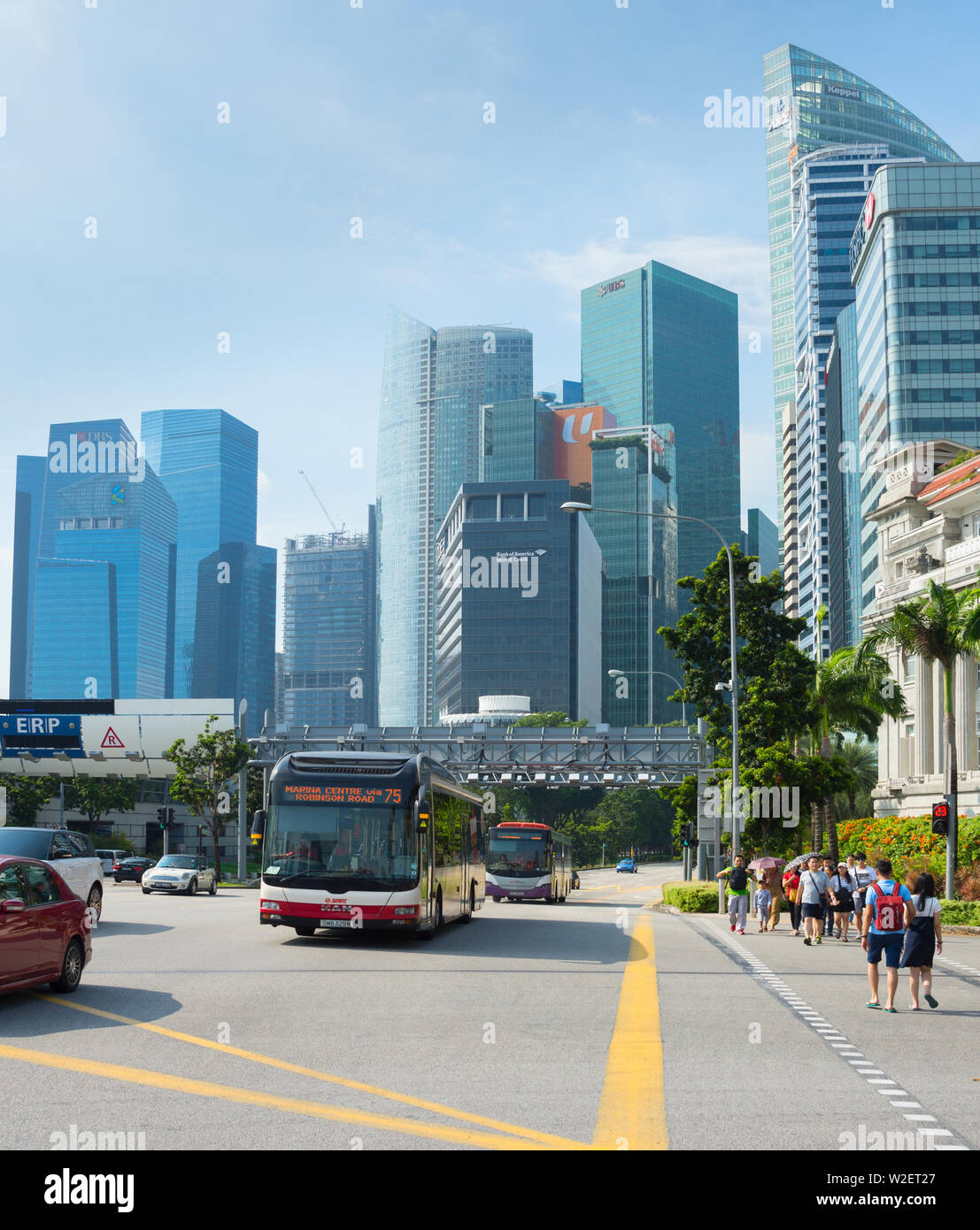 Menschen bei Zebrastreifen, Autos, Verkehr, Stadtbild mit Singapore Downtown Core in den Tag Stockfoto