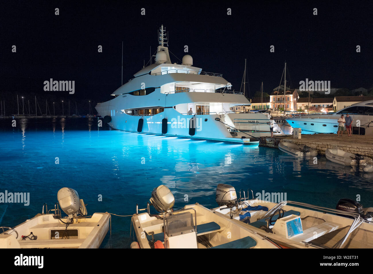 Night Shot Super Yacht in den Hafen von Fiskardo Griechenland Stockfoto