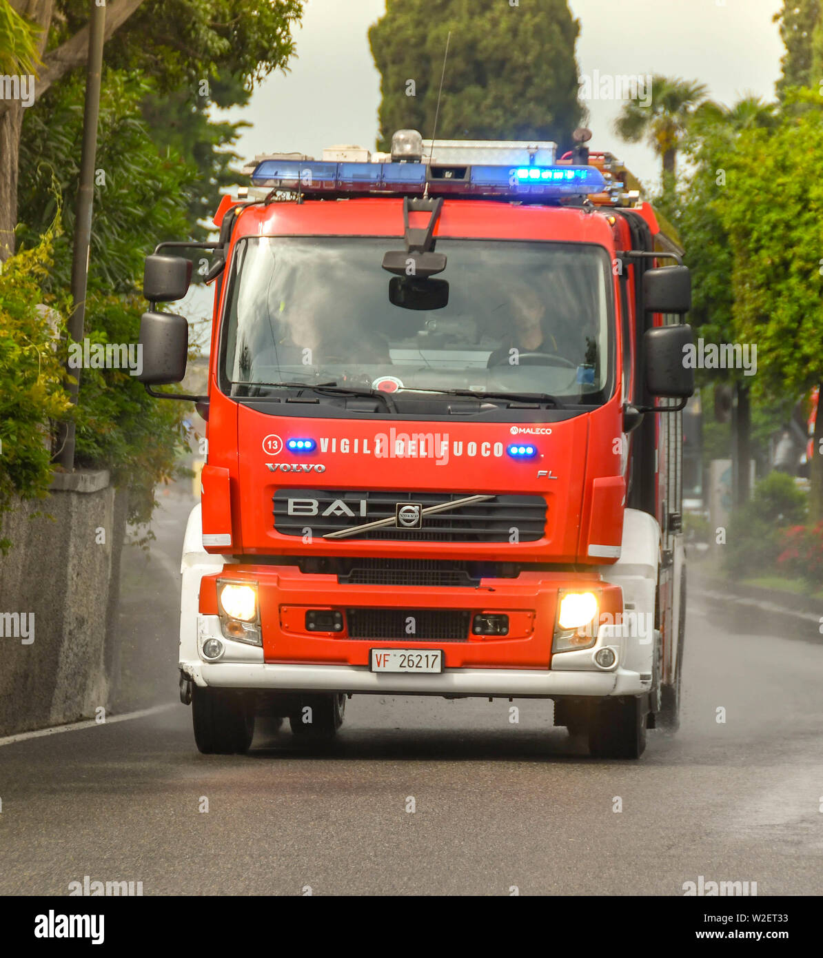 CADDENABBIA, Comer See, Italien - JUNI 2019: Feuerwehrauto mit Scheinwerfern und Blaulicht fahren in Cadenabbia auf einen Notruf Stockfoto