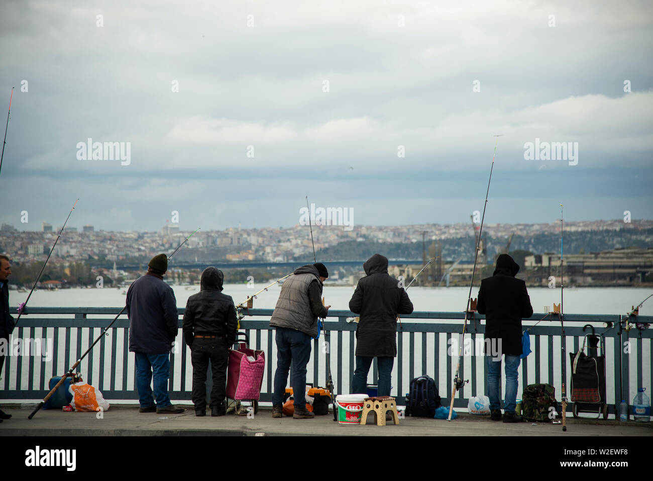 Istanbul, Türkei - 17. November 2018. Die Fischer fischen auf der Unkapani Brücke. Istanbul Türkei. Stockfoto