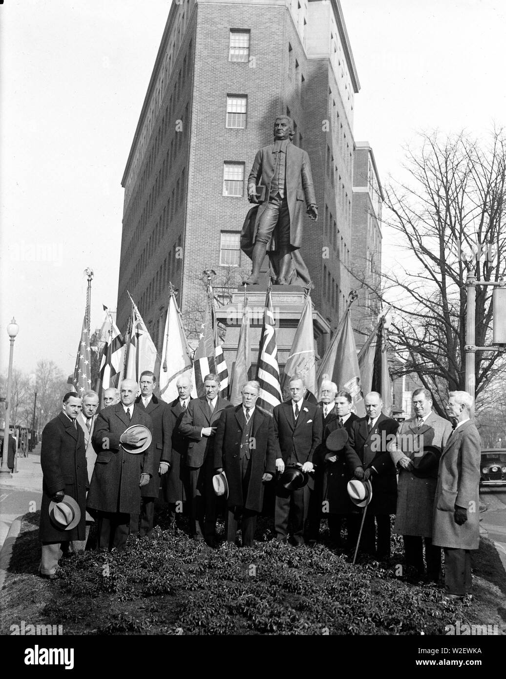 Gruppe stehend an John Witherspoon Statue, Washington, D.C. Ca. 1931 Stockfoto