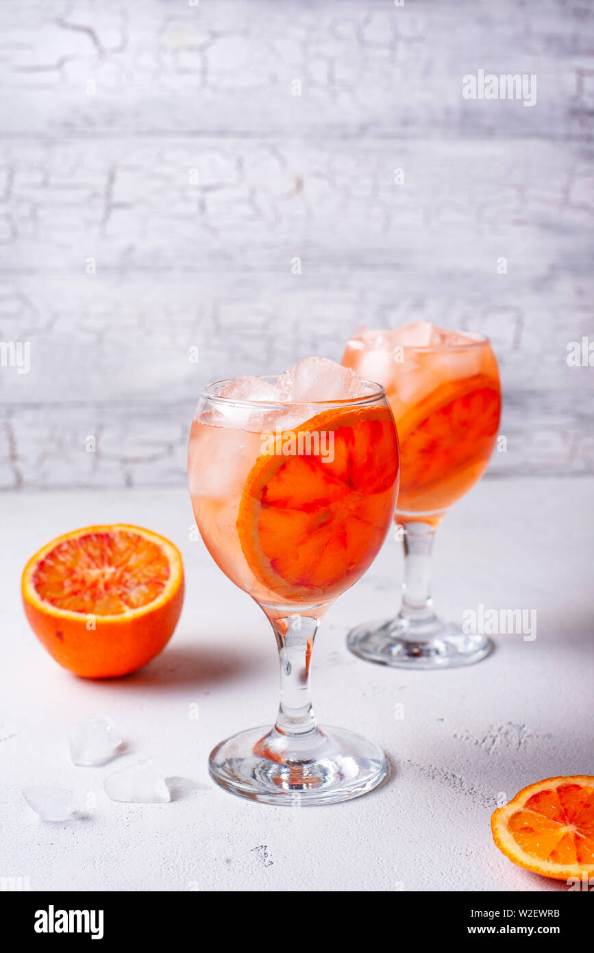 Aperol Spritz, Italienischer Cocktail mit Orange Stockfoto