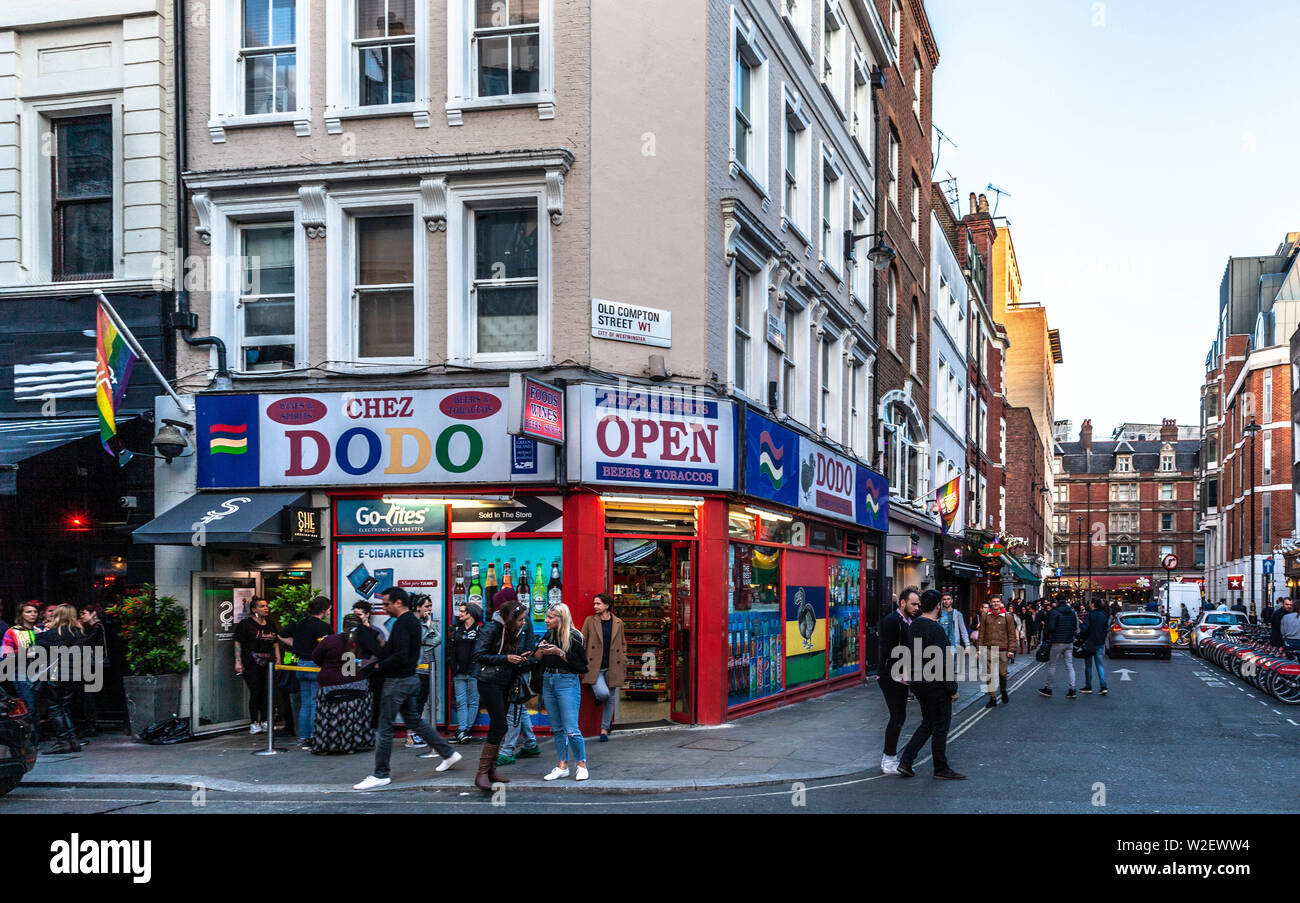 Straßenszene vor dem Chez Dodo Supermarkt, Soho, London, England, Großbritannien. Stockfoto