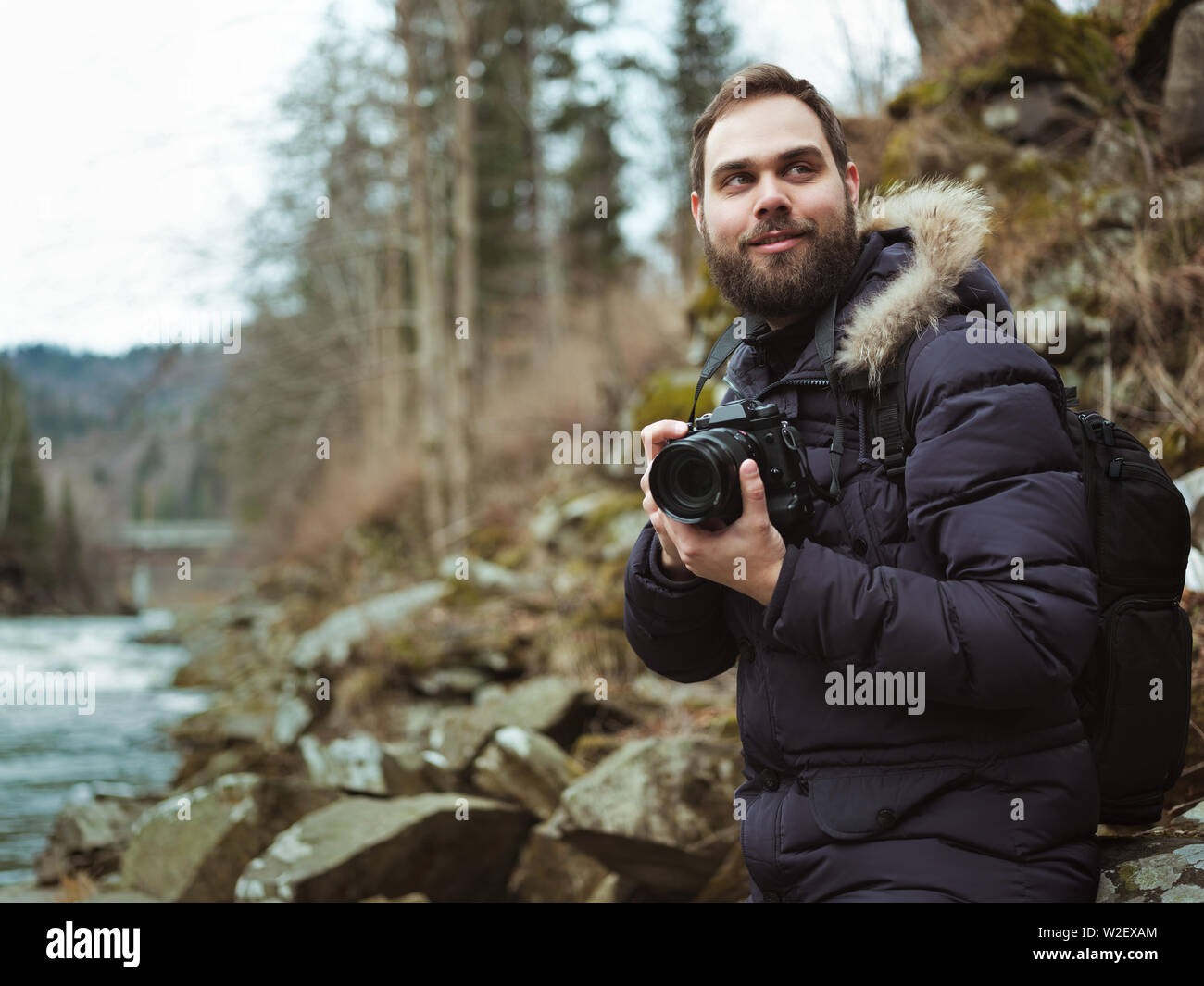 Mann reisender Fotograf mit der Kamera fotografieren Wildlife Stockfoto