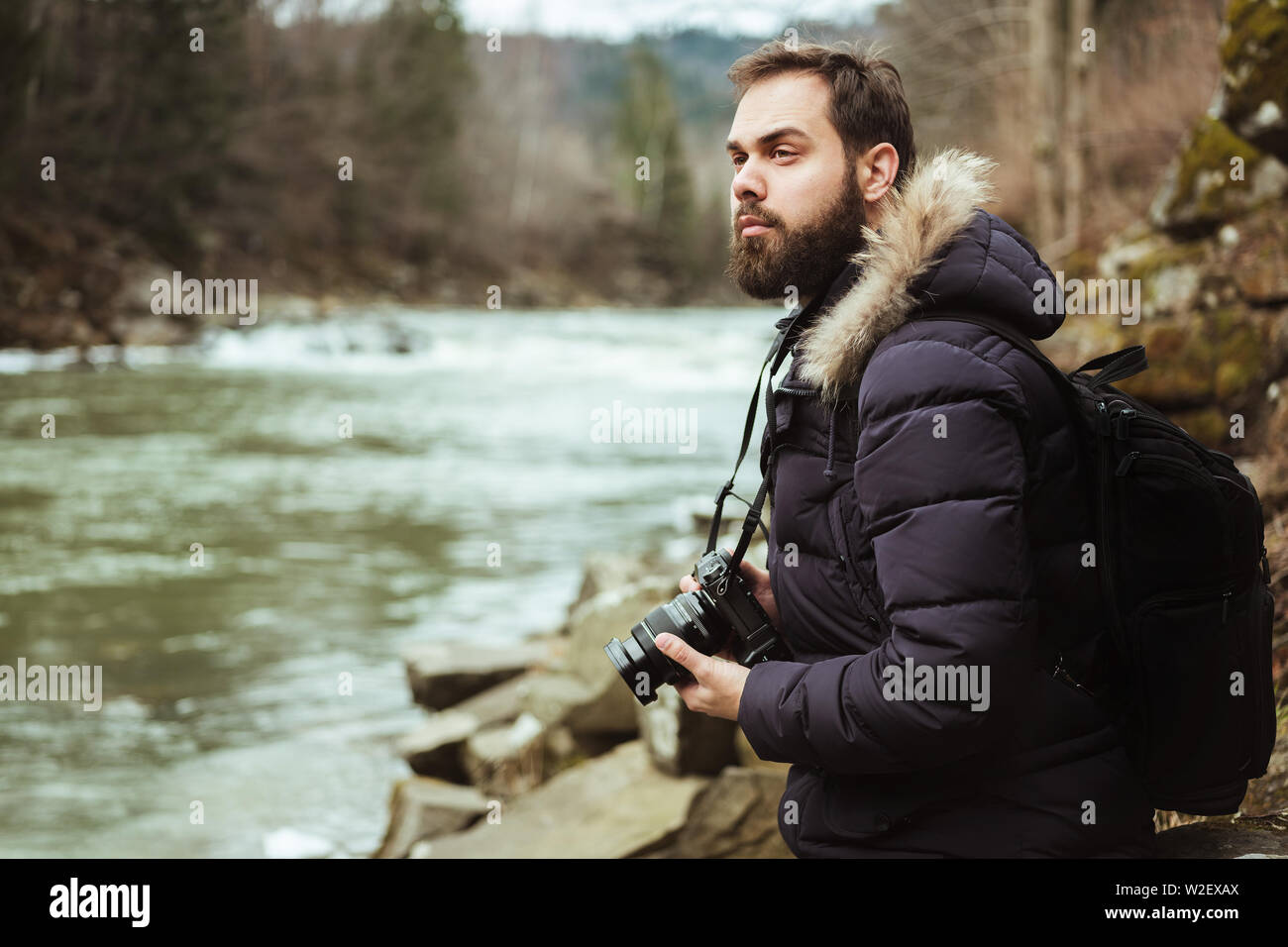 Mann reisender Fotograf mit der Kamera fotografieren der Fluss Stockfoto