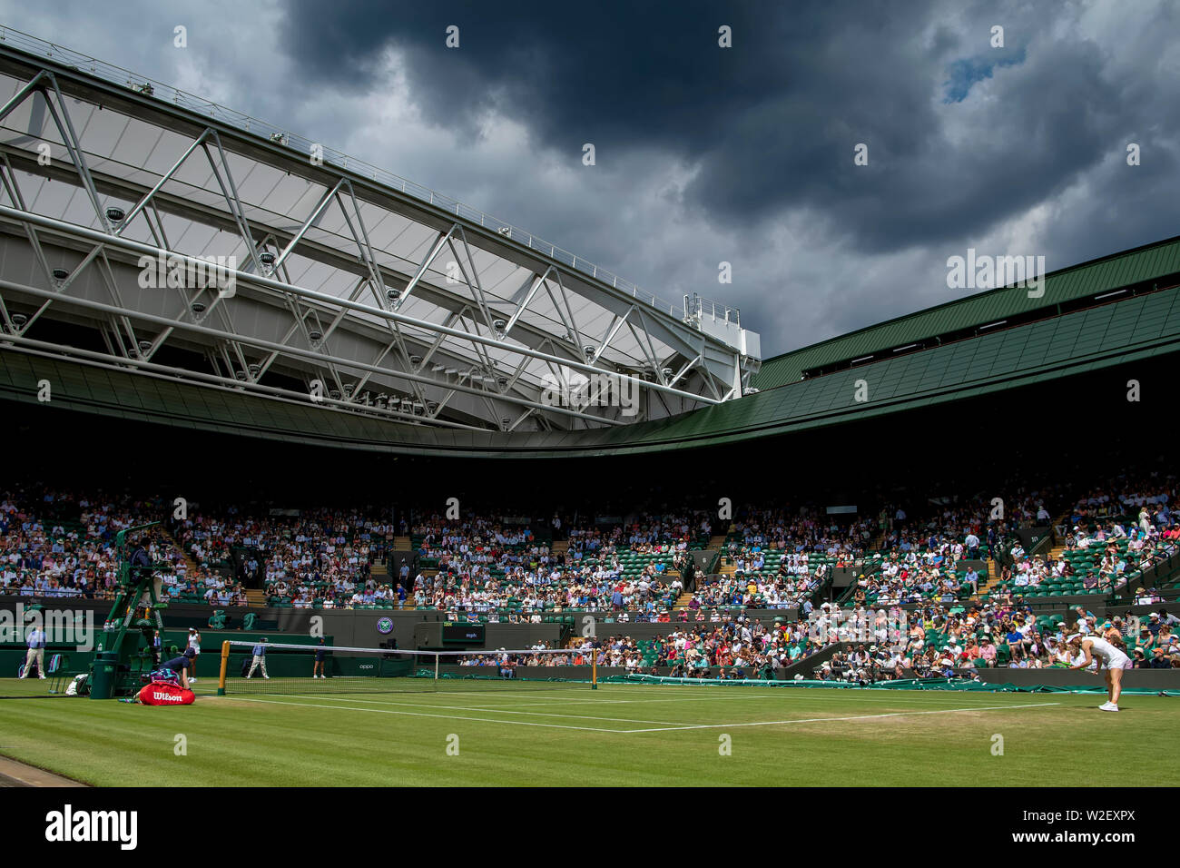 Wimbledon, London, UK. 8. Juli 2019. 8. Juli 2019, den All England Lawn Tennis und Croquet Club, Wimbledon, England, Wimbledon Tennis Turnier, Tag 7; Eine vollständige court Nummer 1 als Fans sehen Cori Gauff (USA) spielen Simona Halep (ROM) Credit: Aktion Plus Sport Bilder/Alamy leben Nachrichten Stockfoto