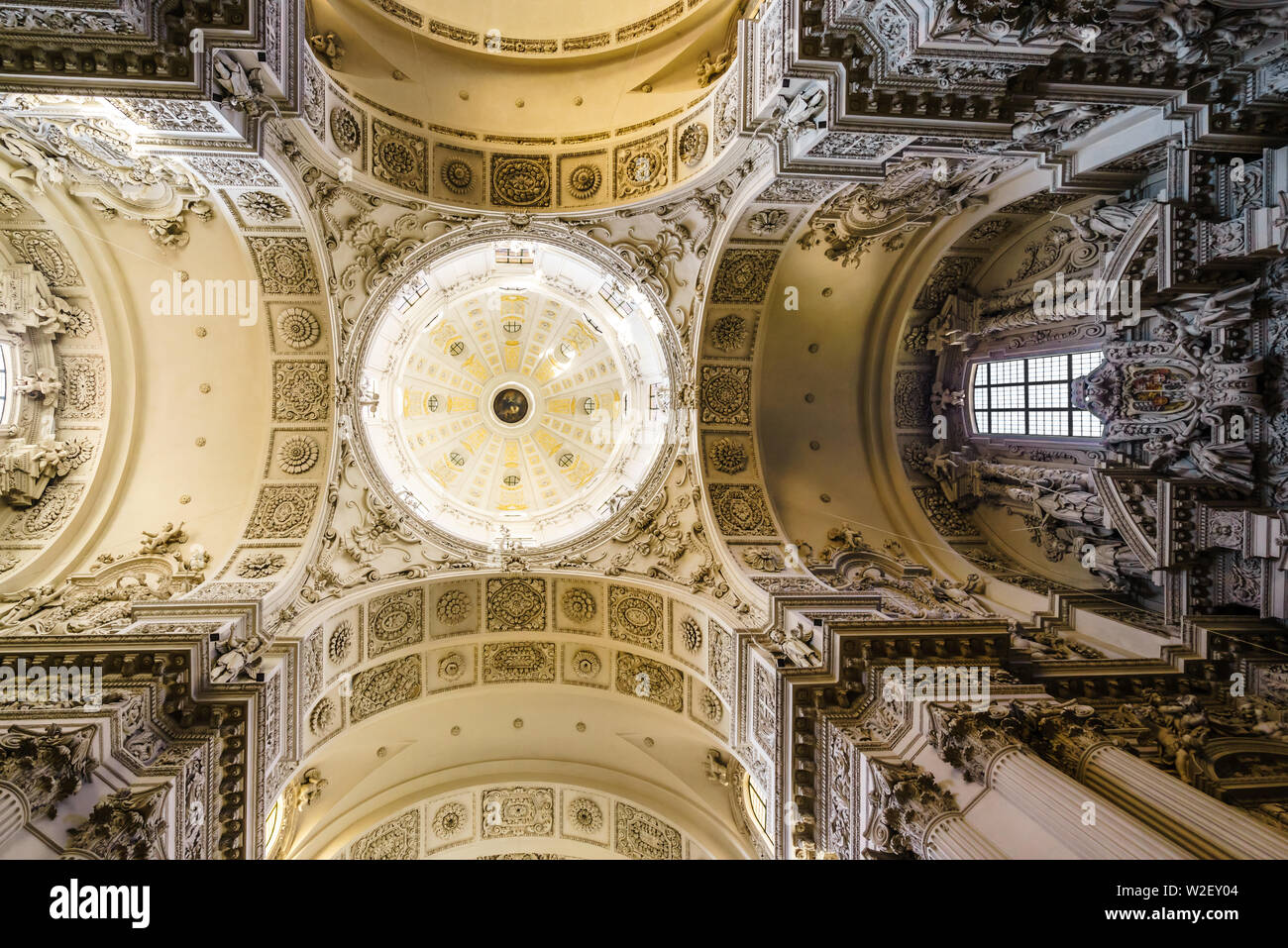 Blick auf den Innenbereich der Theatinerkirche St. Cajetan oder Theatinerkirche in München Stockfoto