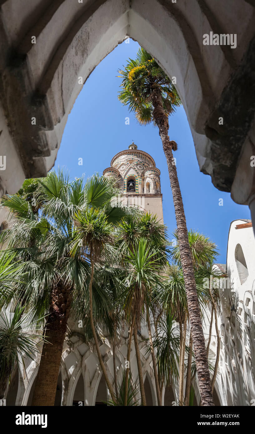 Der Klostergarten im Chiostro del Paradiso, Duomo di Sant'Andrea. Kathedrale des Heiligen Andreas, Amalfi, Kampanien, Italien Stockfoto