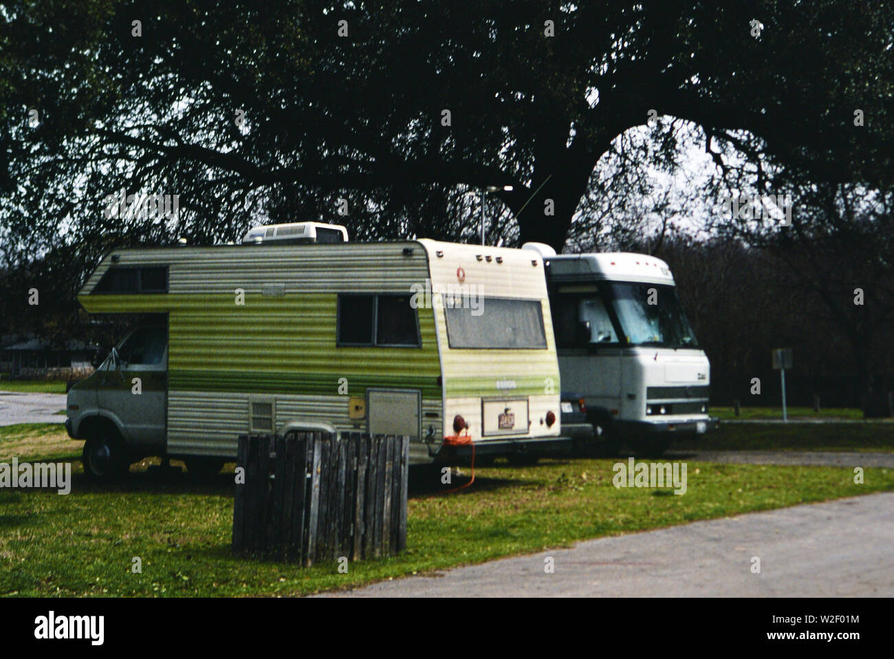 Freizeitfahrzeuge auf einem Campingplatz geparkt. 1995 Stockfoto